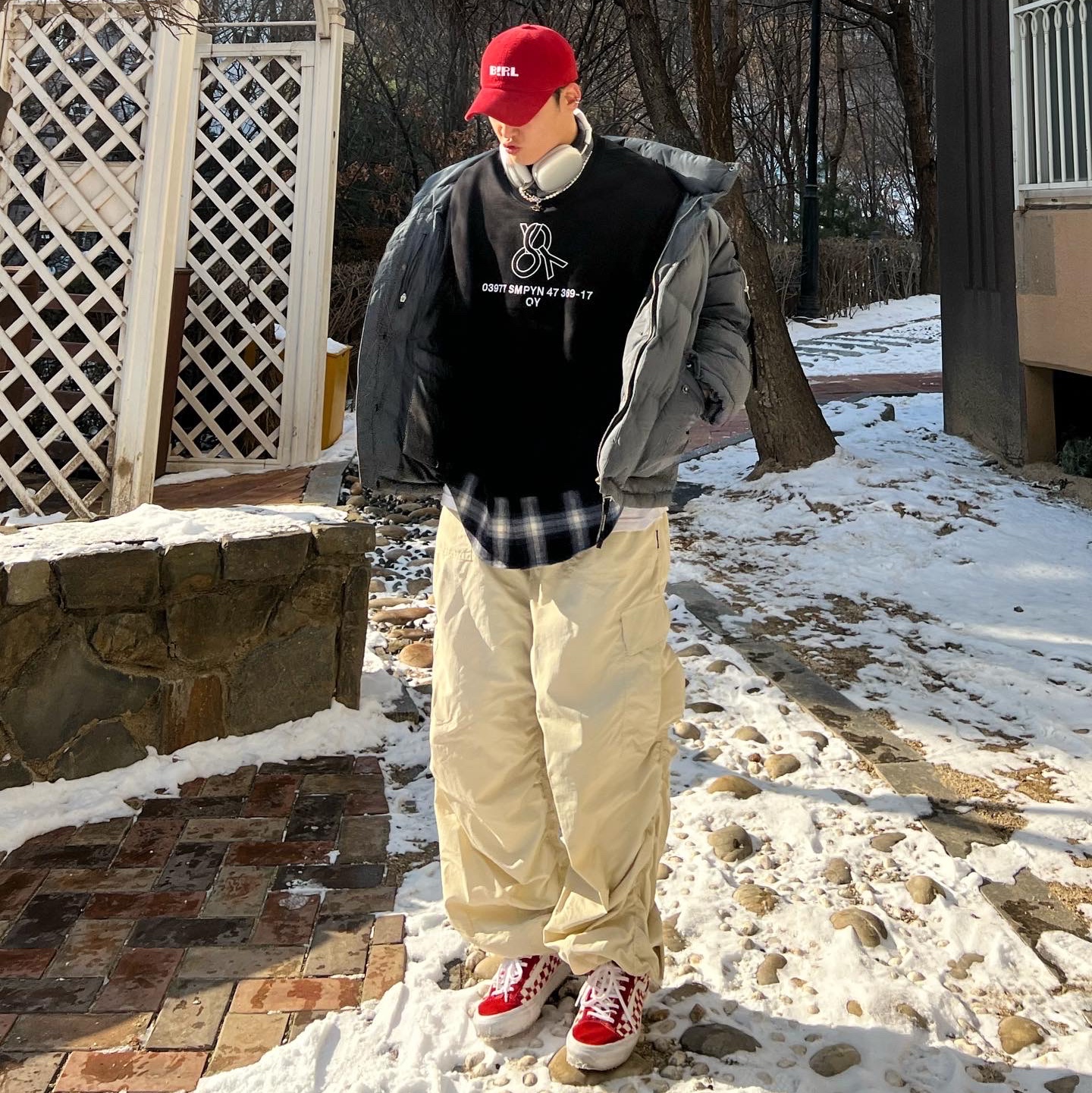 Apple AirPods Max Lightning Silver (Korean Ver.), Vans x Supreme x Swarovski Old Skool Red 착용 스타일