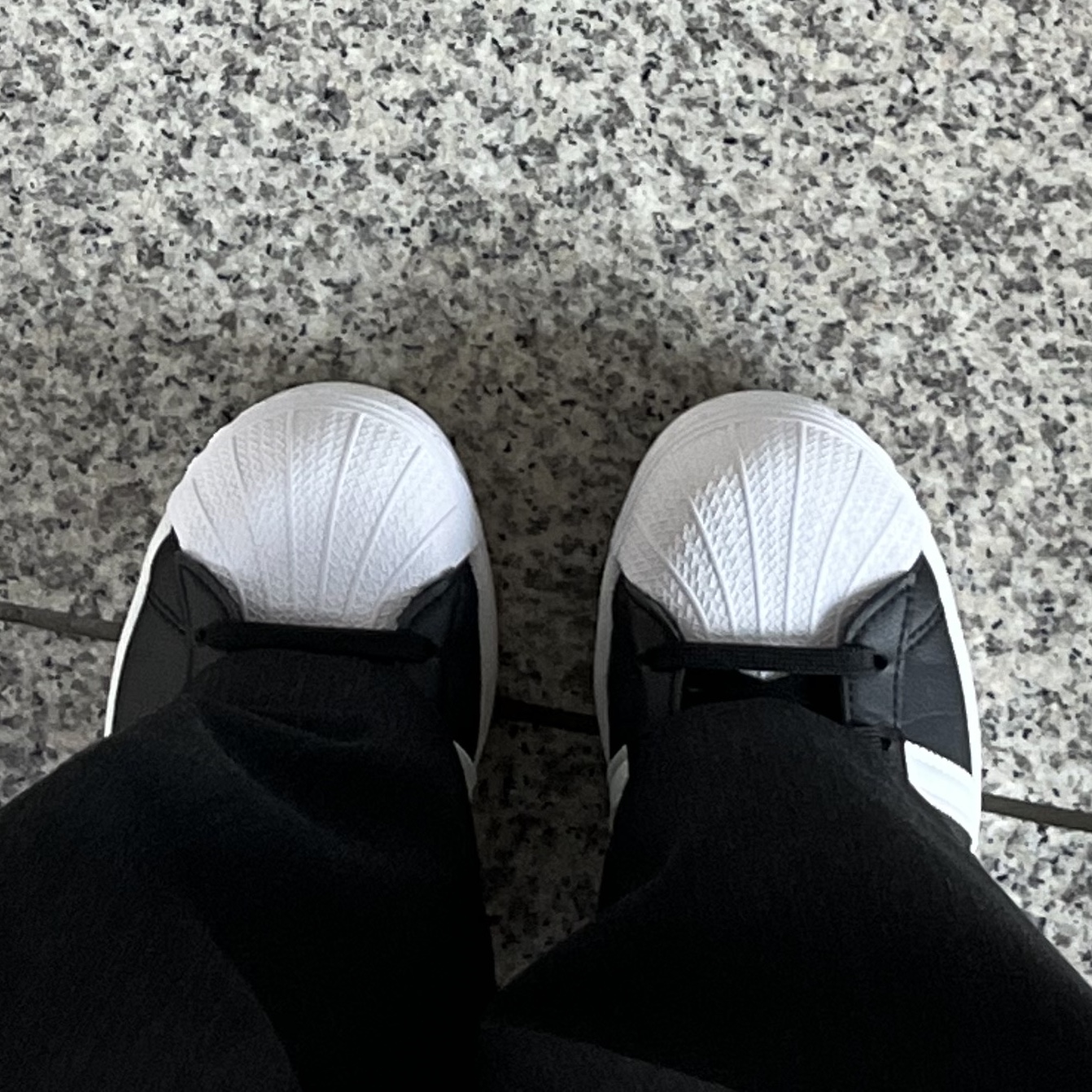 Adidas Superstar Vegan Core Black Cloud White 착용 스타일 - 1