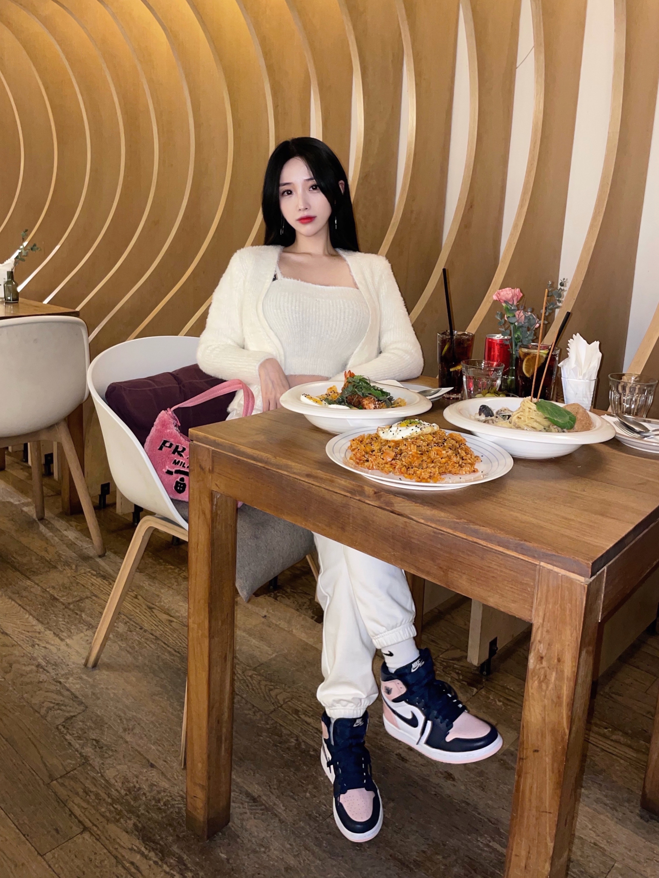 (W) Jordan 1 Retro High OG Atmosphere, Prada Re-Edition 2000 Terry Mini Bag Petal Pink 착용 스타일 - 1