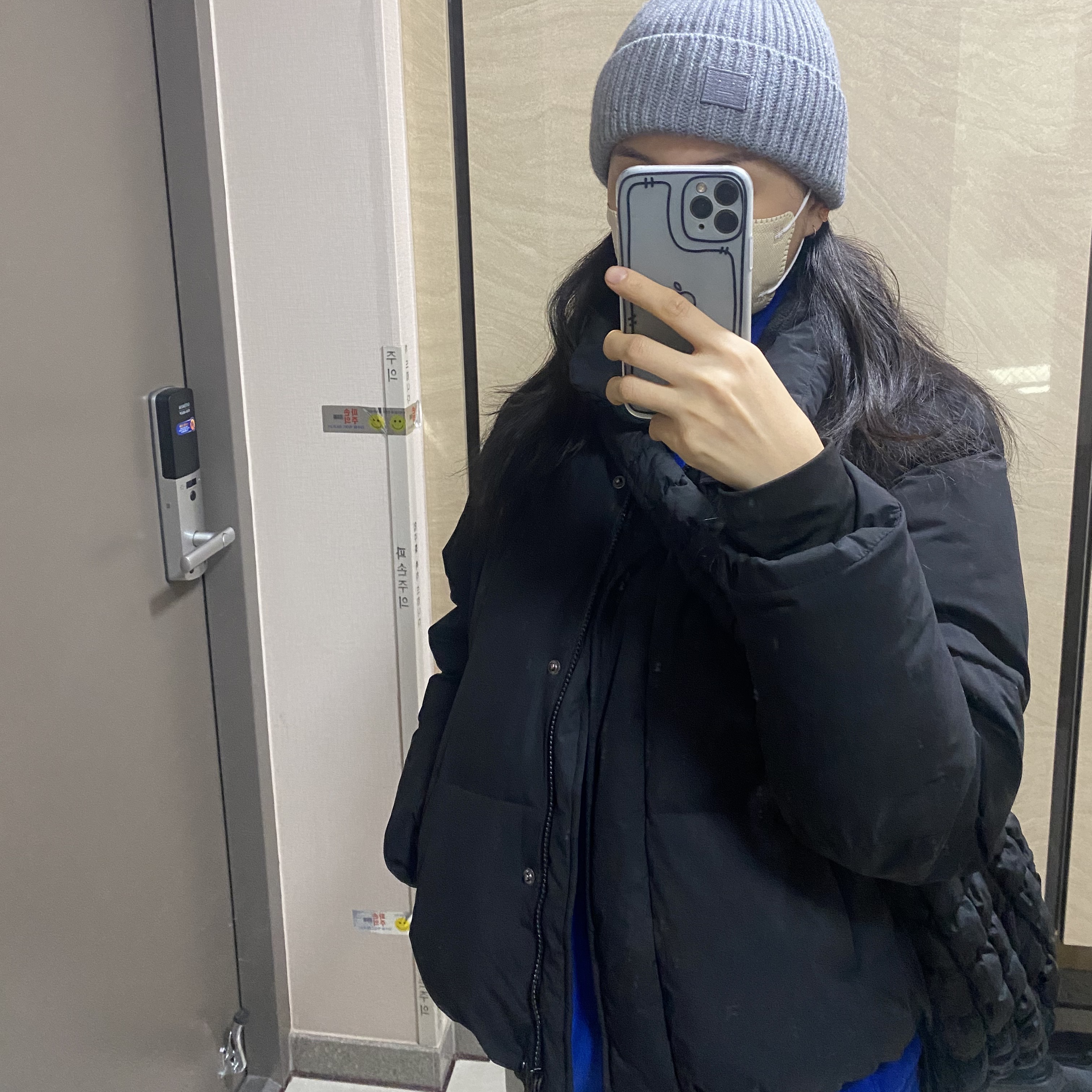 Nike Dunk Low Retro Hyper Cobalt, COS Quilted Oversized Shoulder Bag Black 착용 스타일 - 2