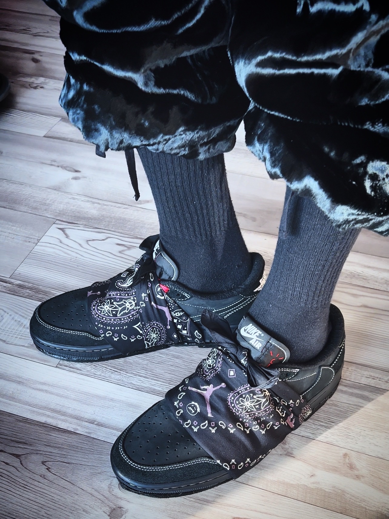 Jordan 1 x Travis Scott Retro Low OG SP Black Phantom, Supreme x Yohji Yamamoto Faux Fur Cargo Pants Black - 22FW 착용 스타일 - 5
