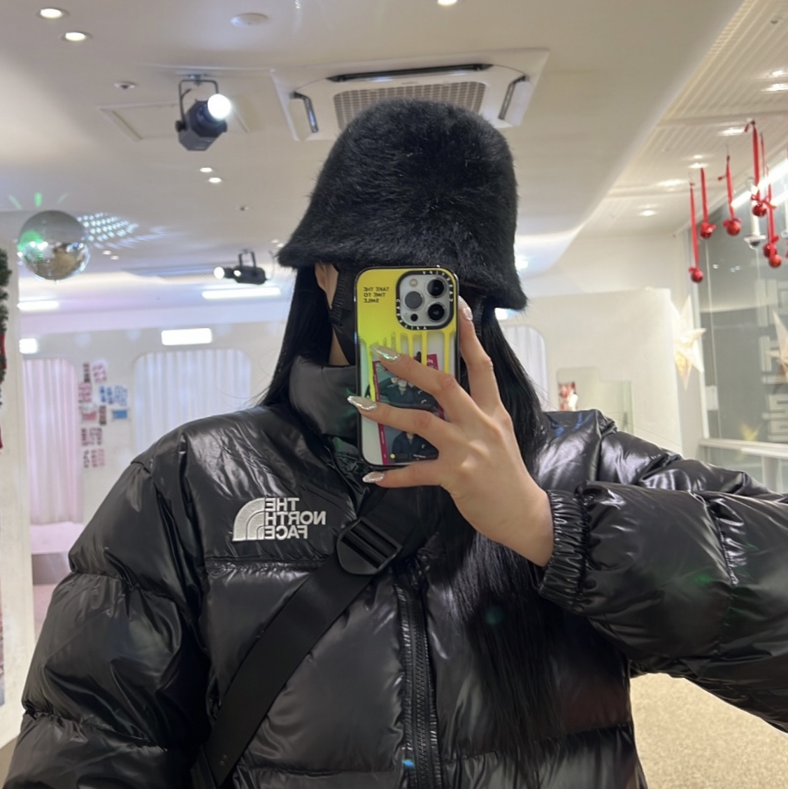 (W) The North Face Nuptse Short Jacket TNF Black 착용 스타일 - 3