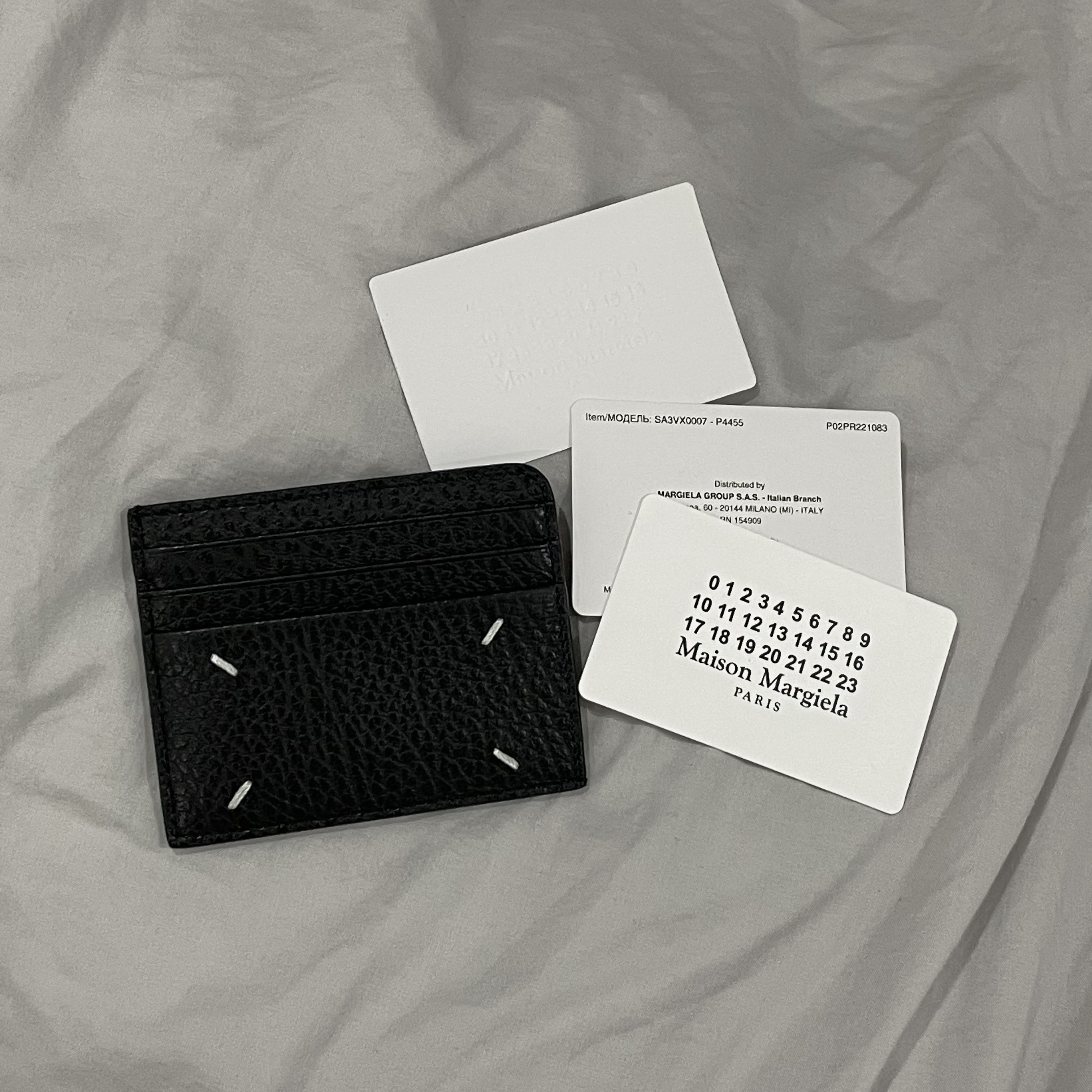 Maison Margiela Stitch Card Holder Black 착용 스타일 - 1