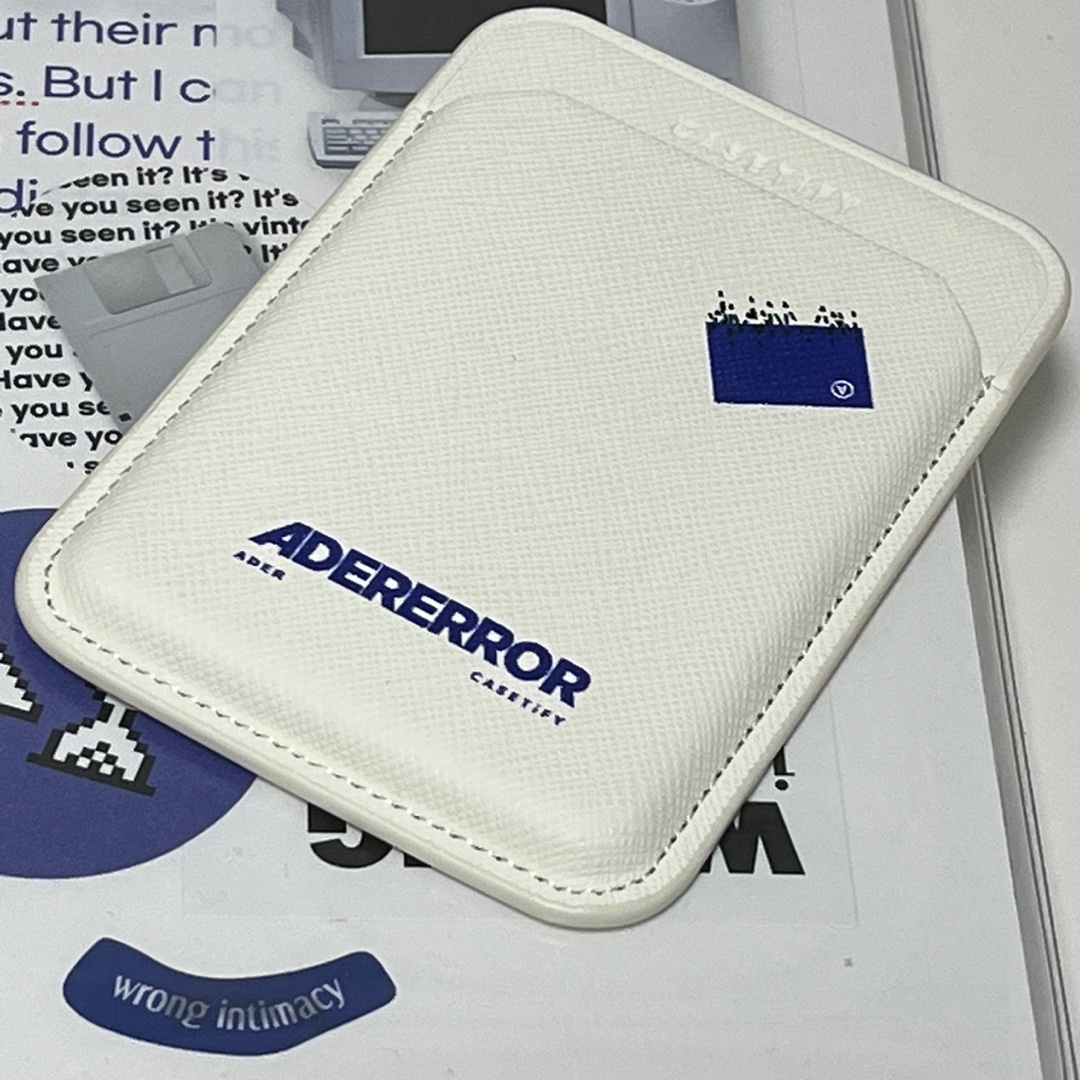 Casetify x Ader Error Magsafe Wallet White 착용 스타일