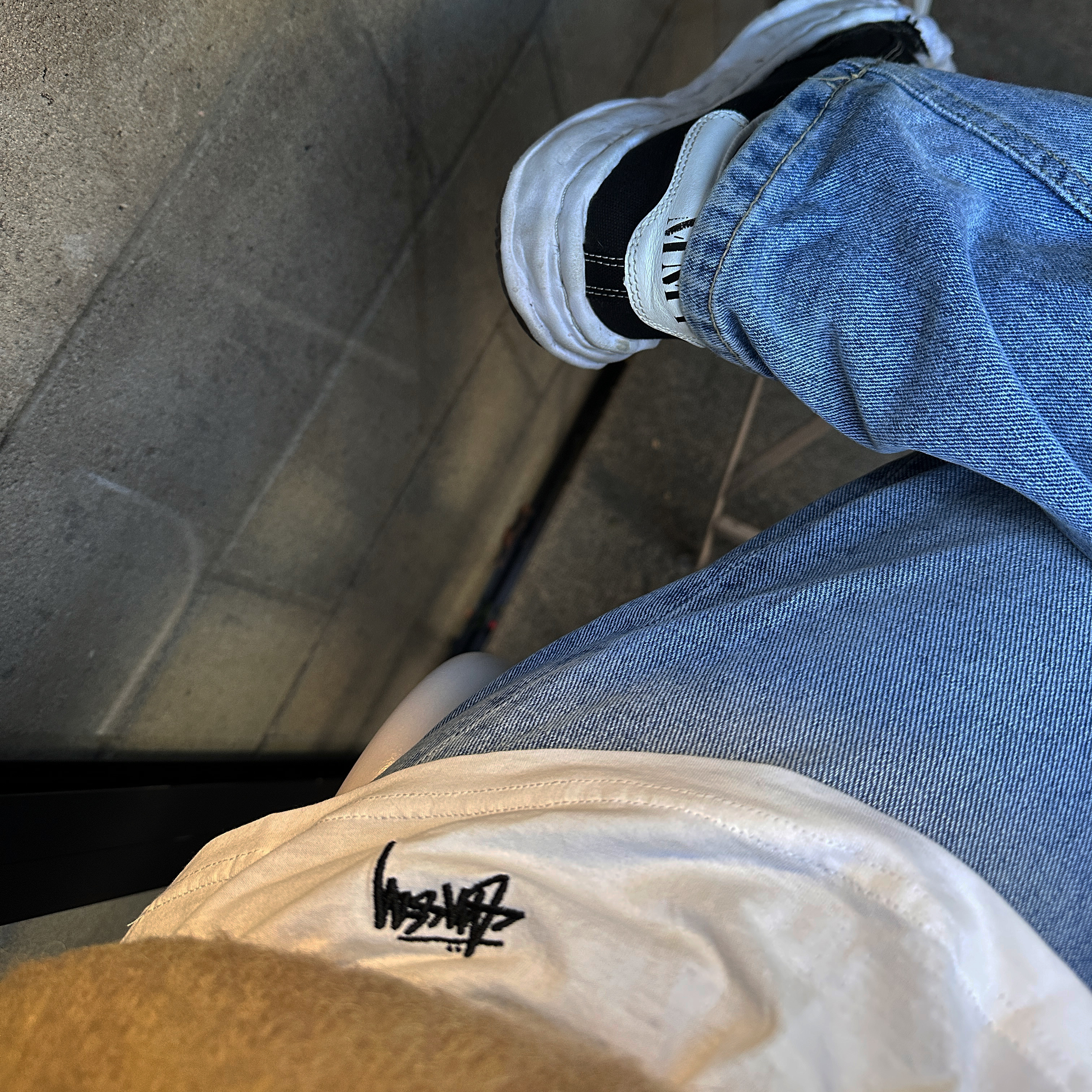 Stussy Undershirt White (3 Pack), Maison Mihara Yasuhiro Blakey OG Sole Canvas Low-top Sneakers Black White 착용 스타일 - 2