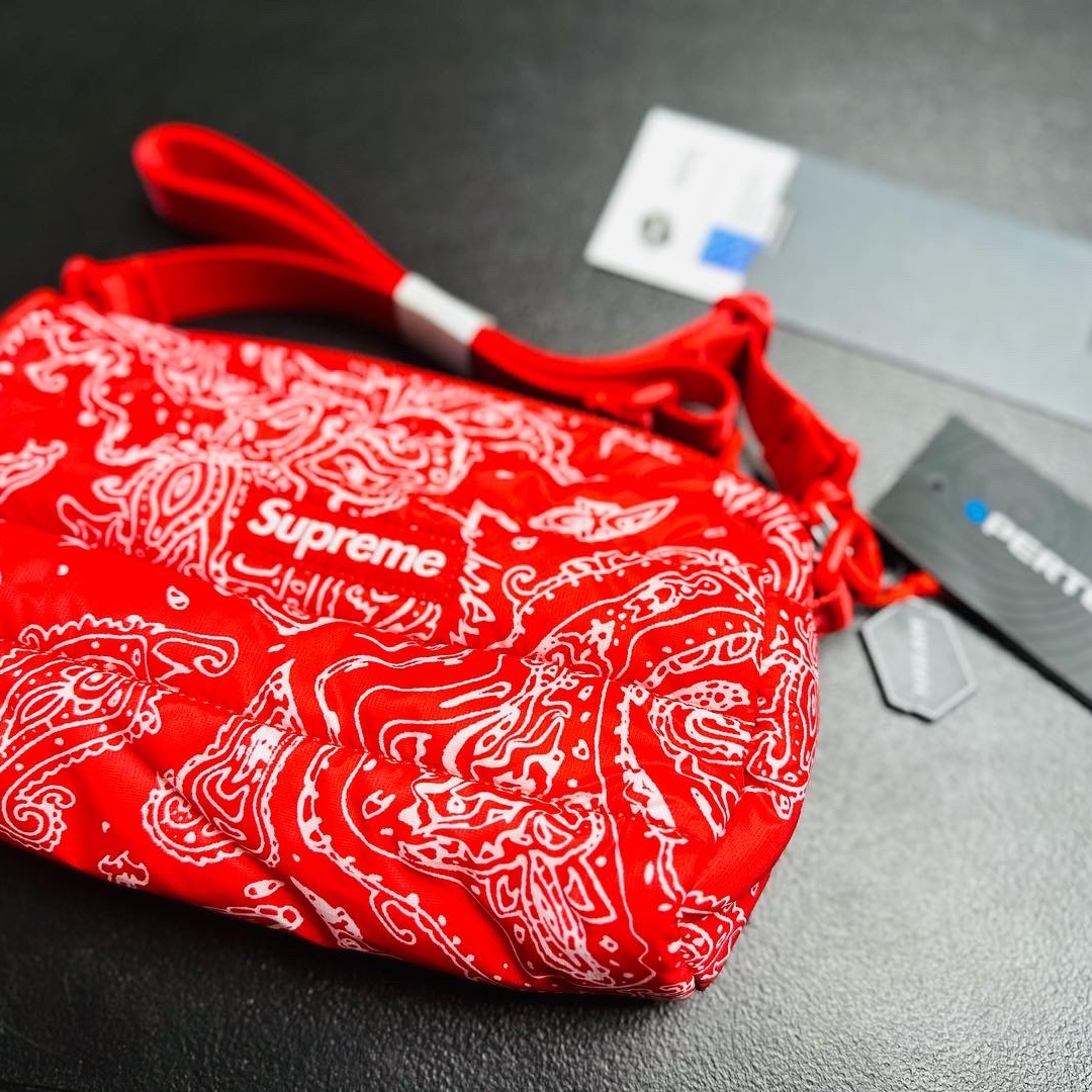 Supreme Puffer Side Bag Red Paisley - 22FW, Supreme Puffer Side Bag Blue Paisley - 22FW 착용 스타일 - 1