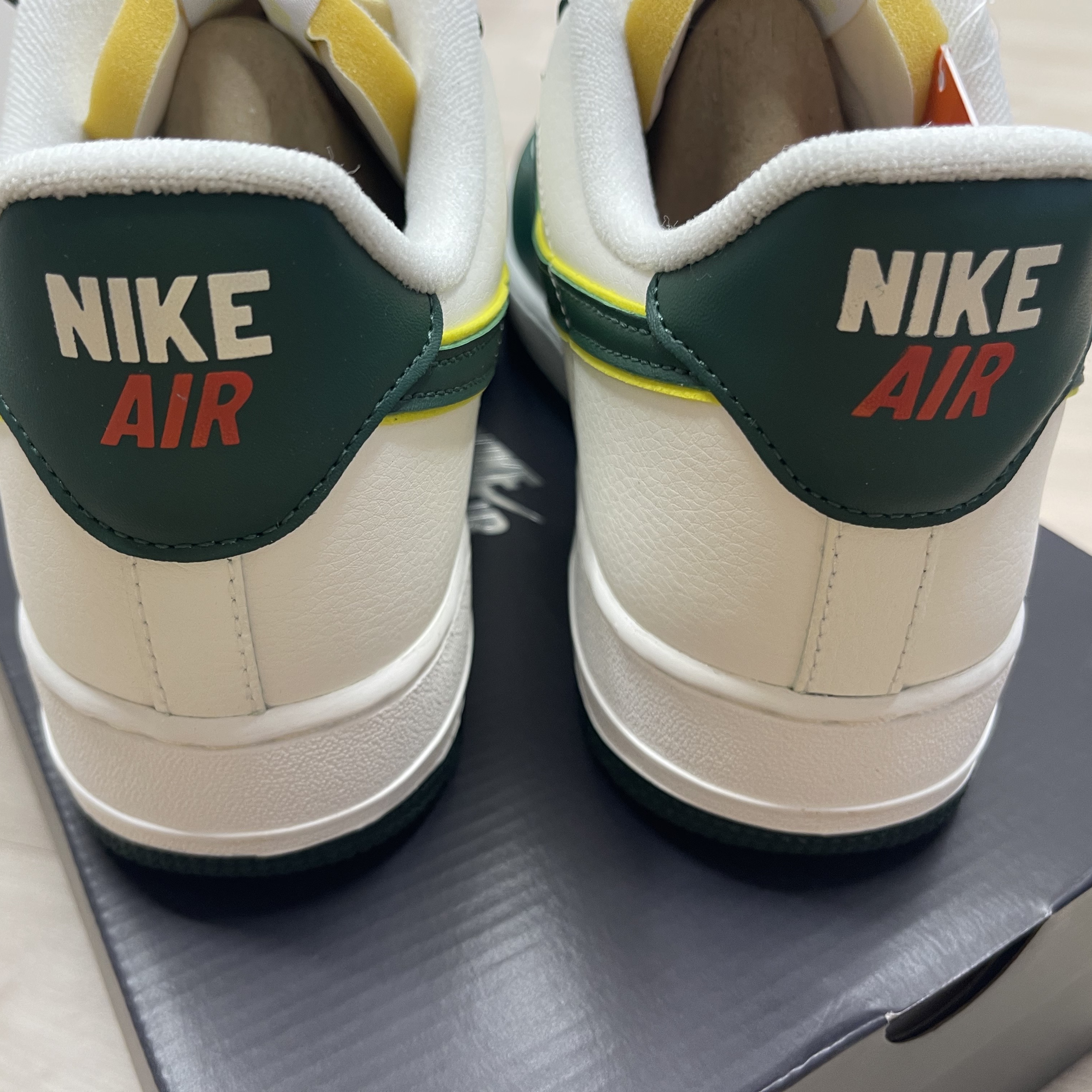 Nike Air Force 1 '07 LV8 Sail Noble Green 착용 스타일 - 2