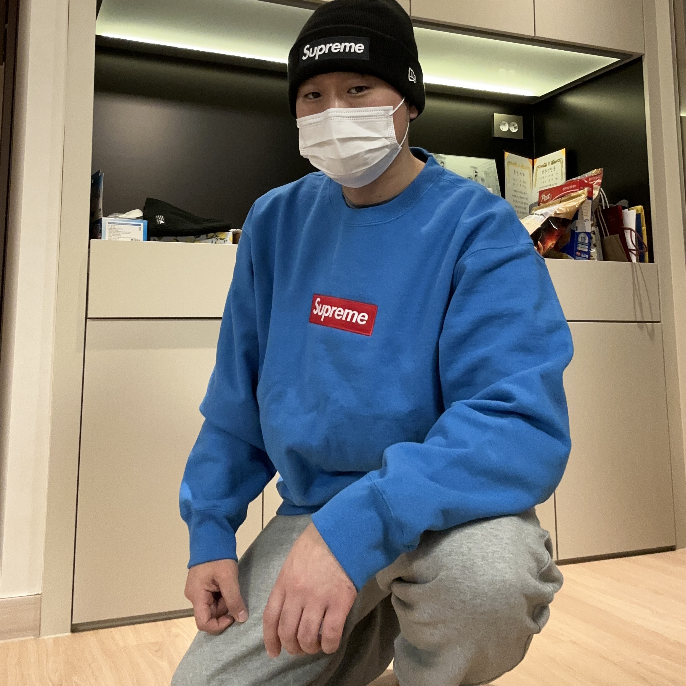 Supreme Box Logo Crewneck Blue - 22FW, Supreme New Era Box Logo Beanie Black - 21FW 착용 스타일 - 1