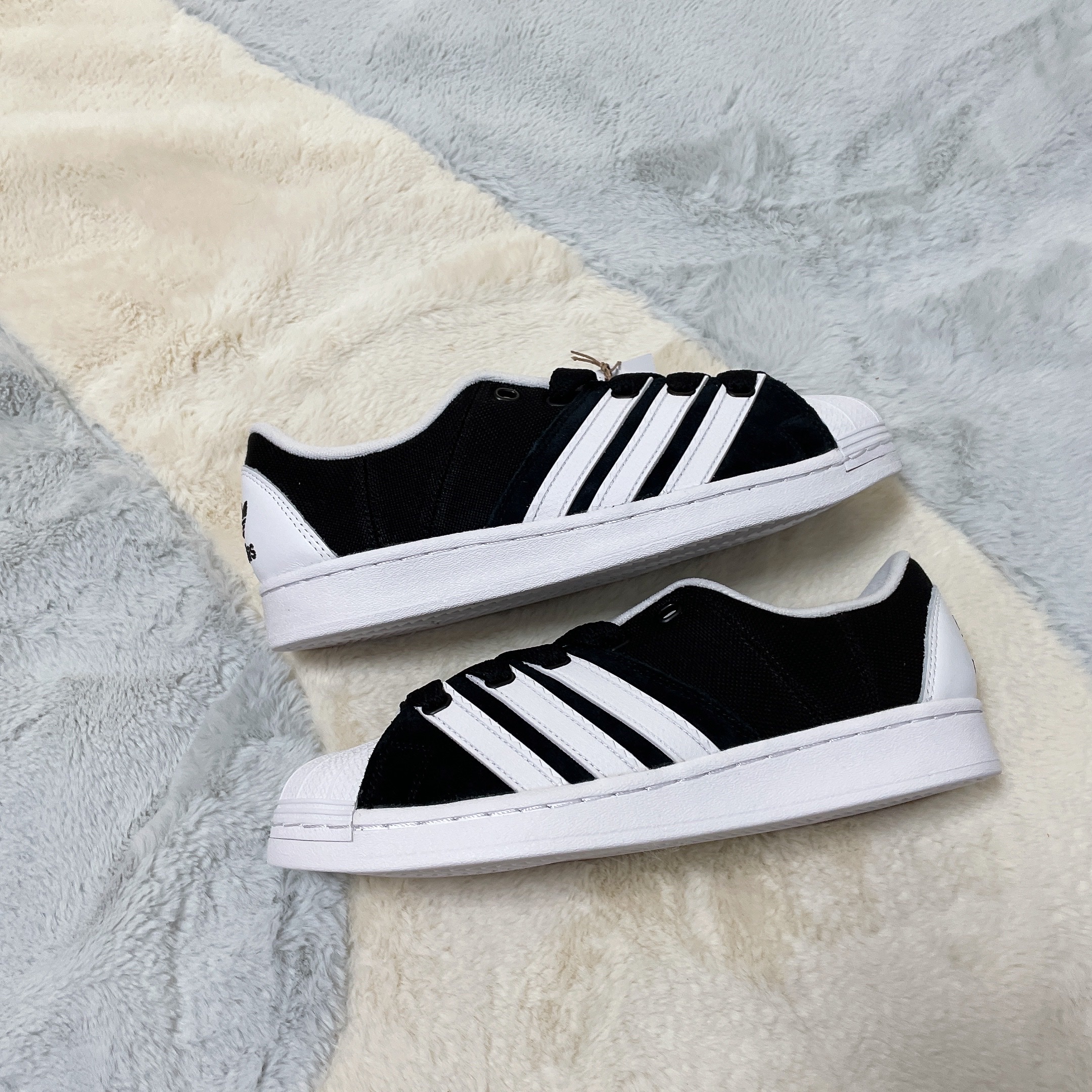 Adidas Superstar Supermodified Core Black Cloud White 착용 스타일 - 3