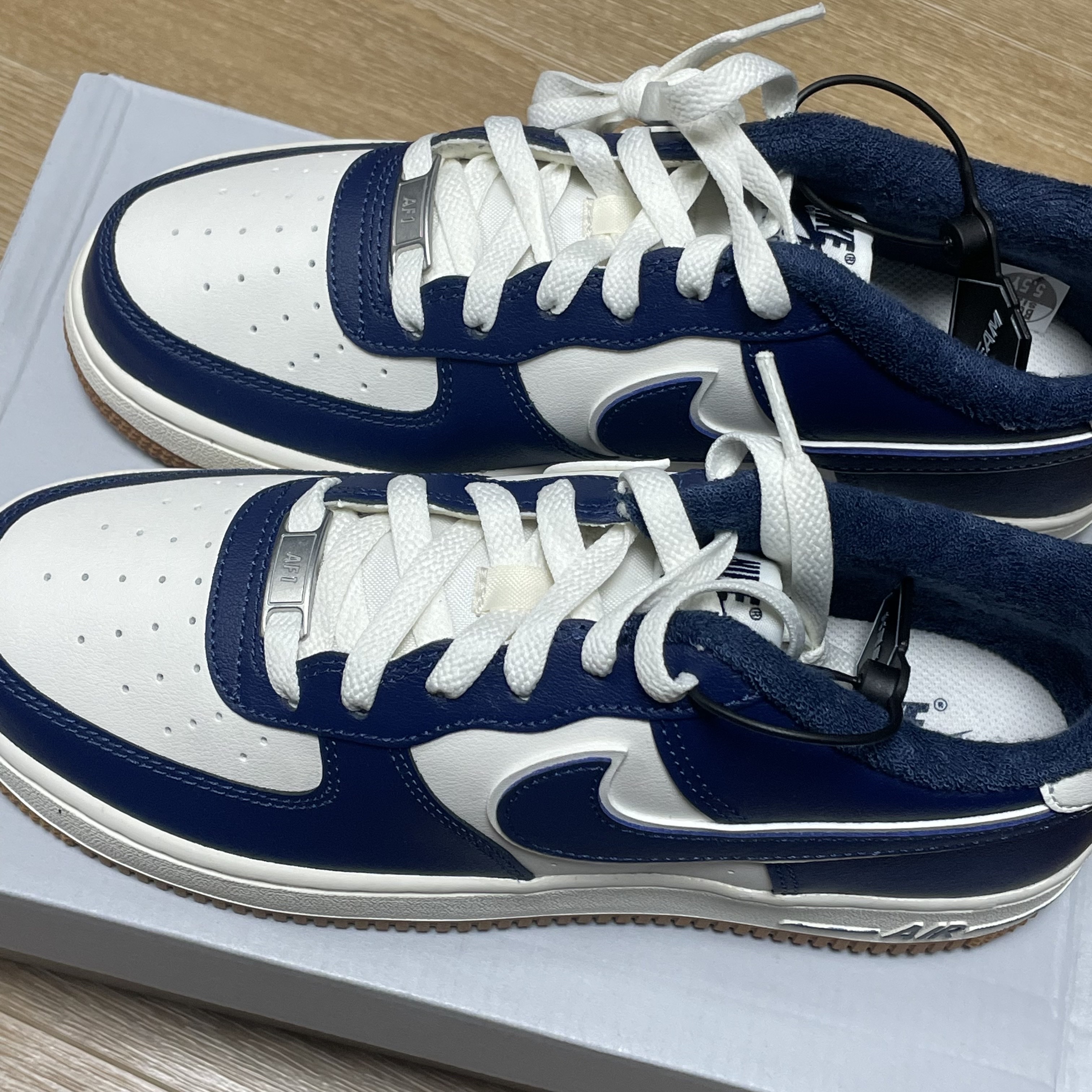 (GS) Nike Air Force 1 LV8 3 Midnight Navy 착용 스타일 - 2