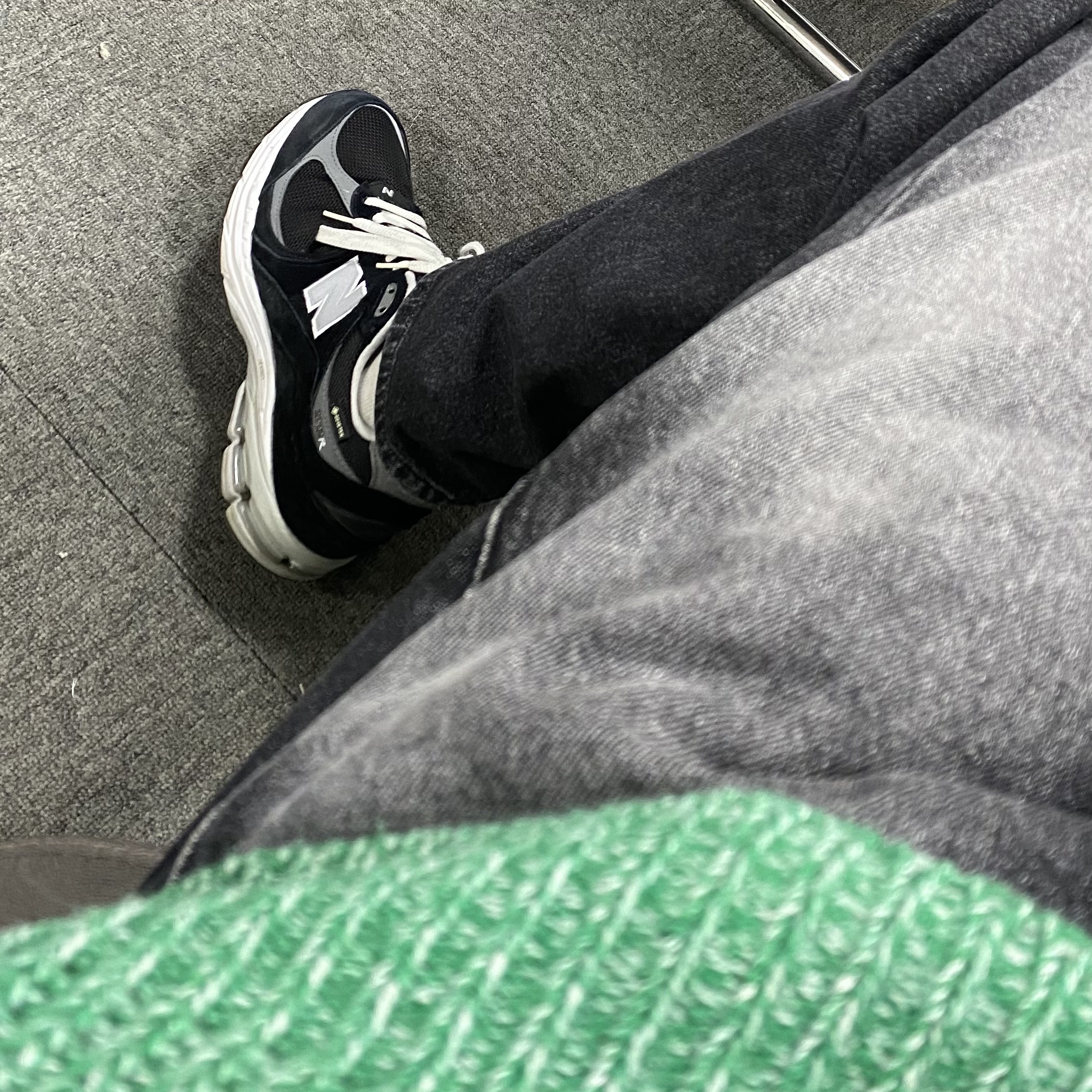 New Balance 2002R Gore-Tex Black Silver Metalic 착용 스타일