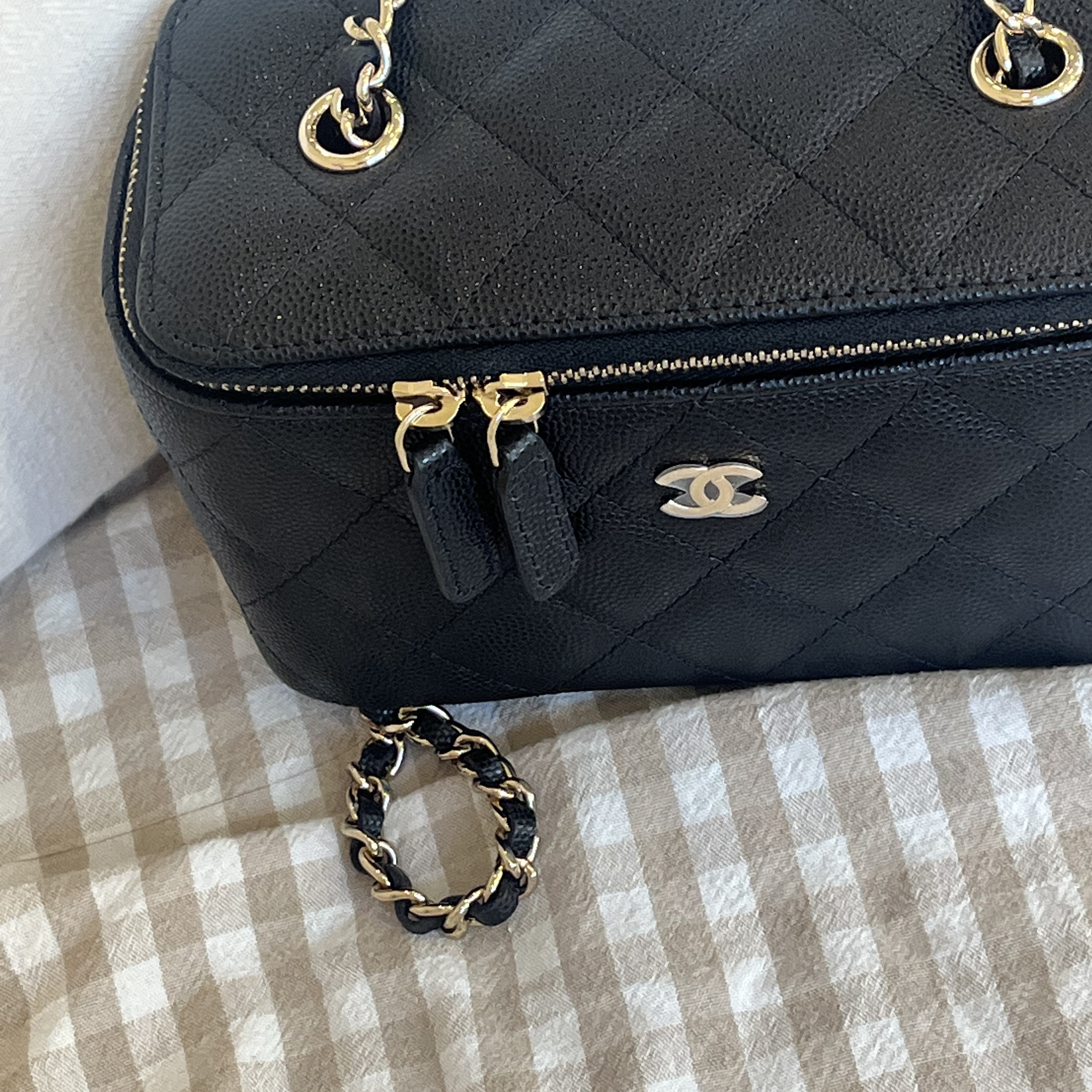 Chanel Small Classic Vanity with Chain Grained Calfskin & Gold Black 착용 스타일