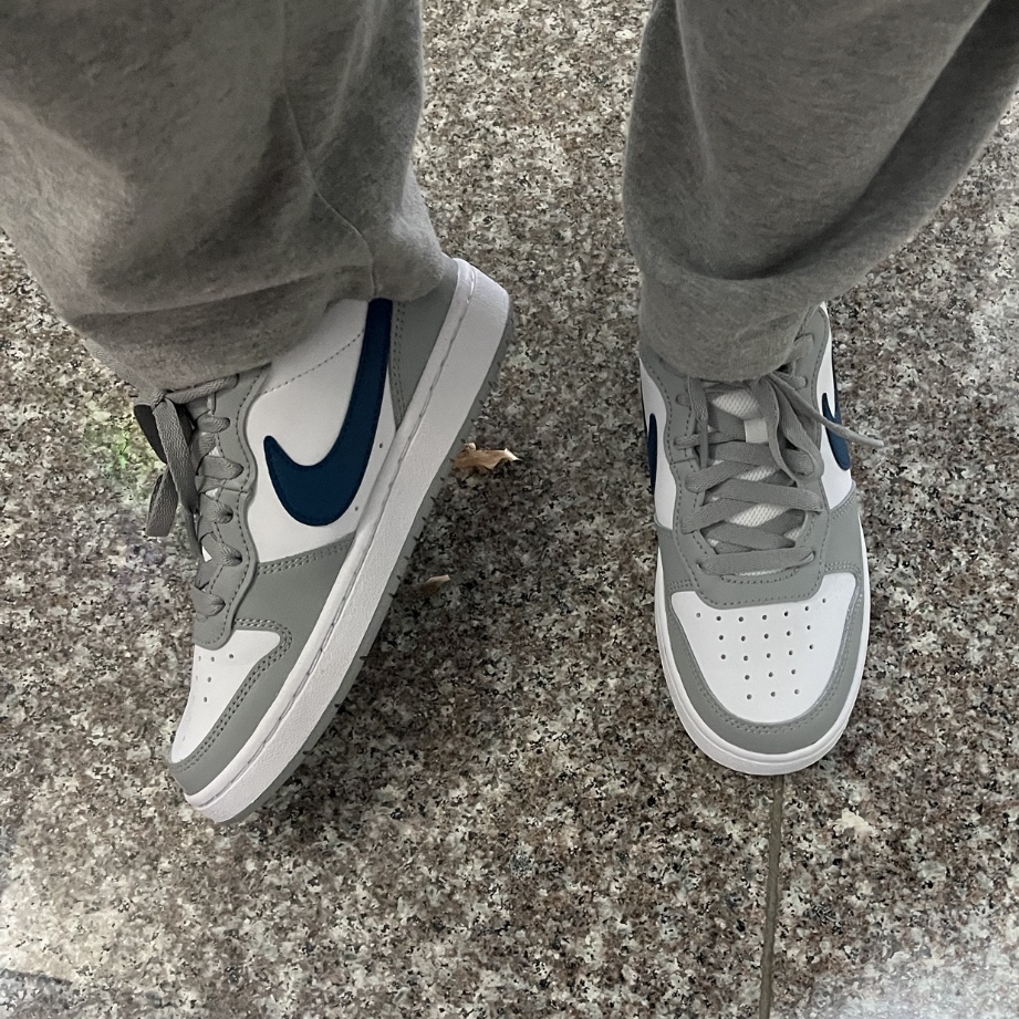 (GS) Nike Court Borough Low 2 Light Smoke Grey 착용 스타일 - 2