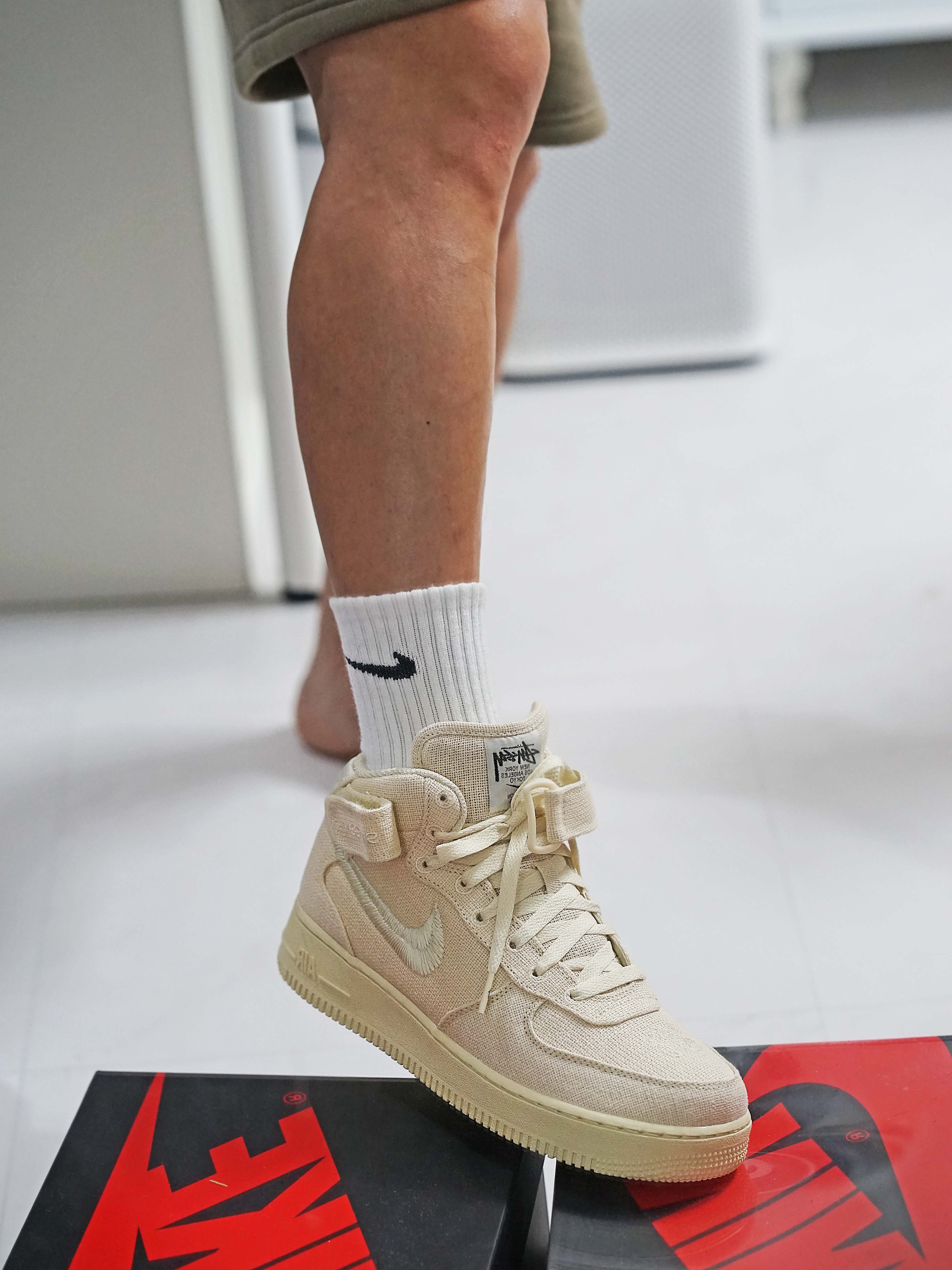 Nike x Stussy Air Force 1 '07 Mid SP Fossil 착용 스타일 - 1