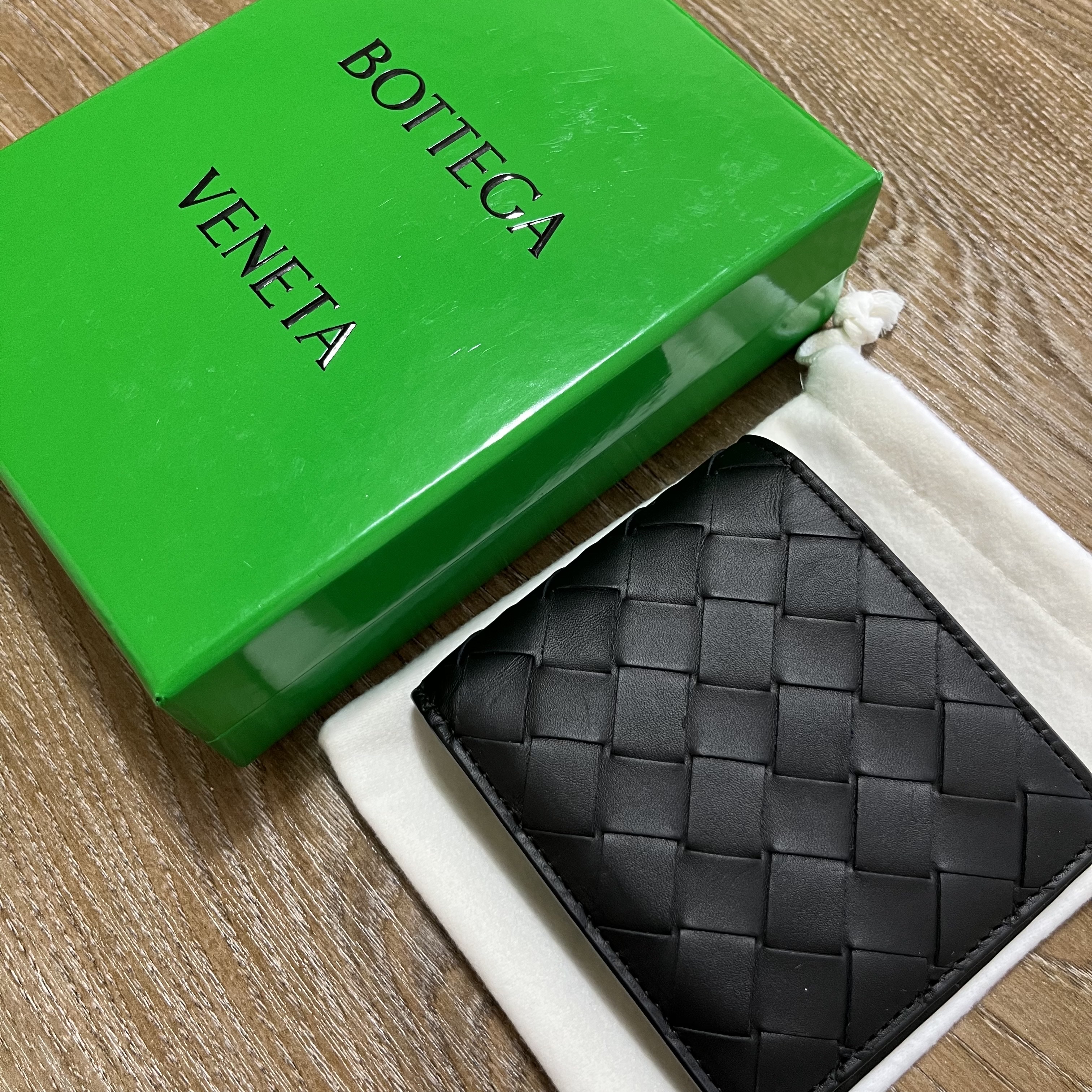 Bottega Veneta Bi-Fold Wallet Black 착용 스타일