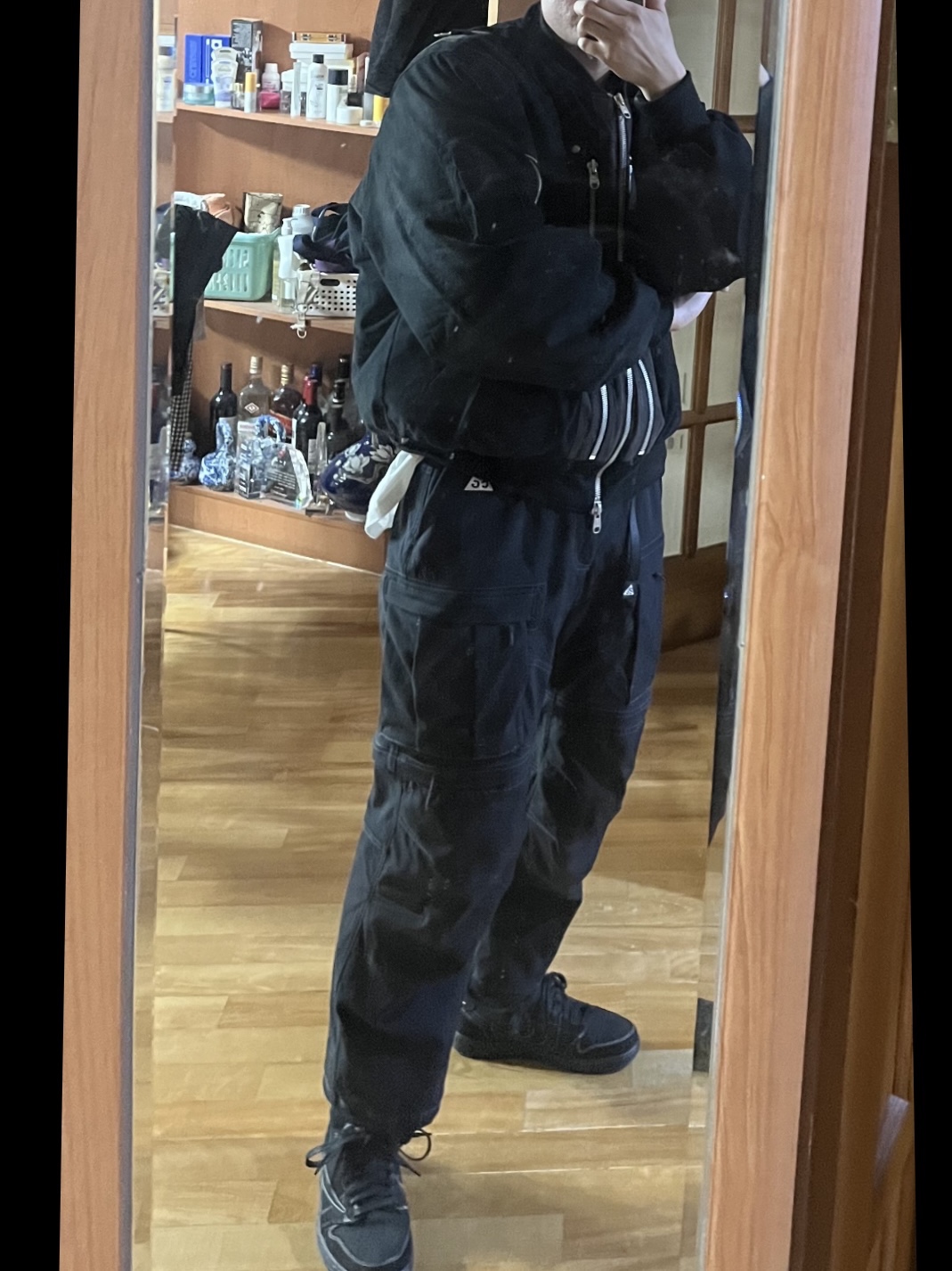 Jordan 1 x Travis Scott Retro Low OG SP Black Phantom, Nike ACG Smith Summit Cargo Pants Black Summit White - Asia 착용 스타일