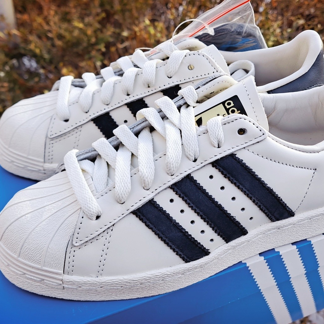 Adidas Superstar 80s DLX Vintage White Collegiate Navy, Adidas Superstar 80s Deluxe Vintage White Black 착용 스타일 - 1