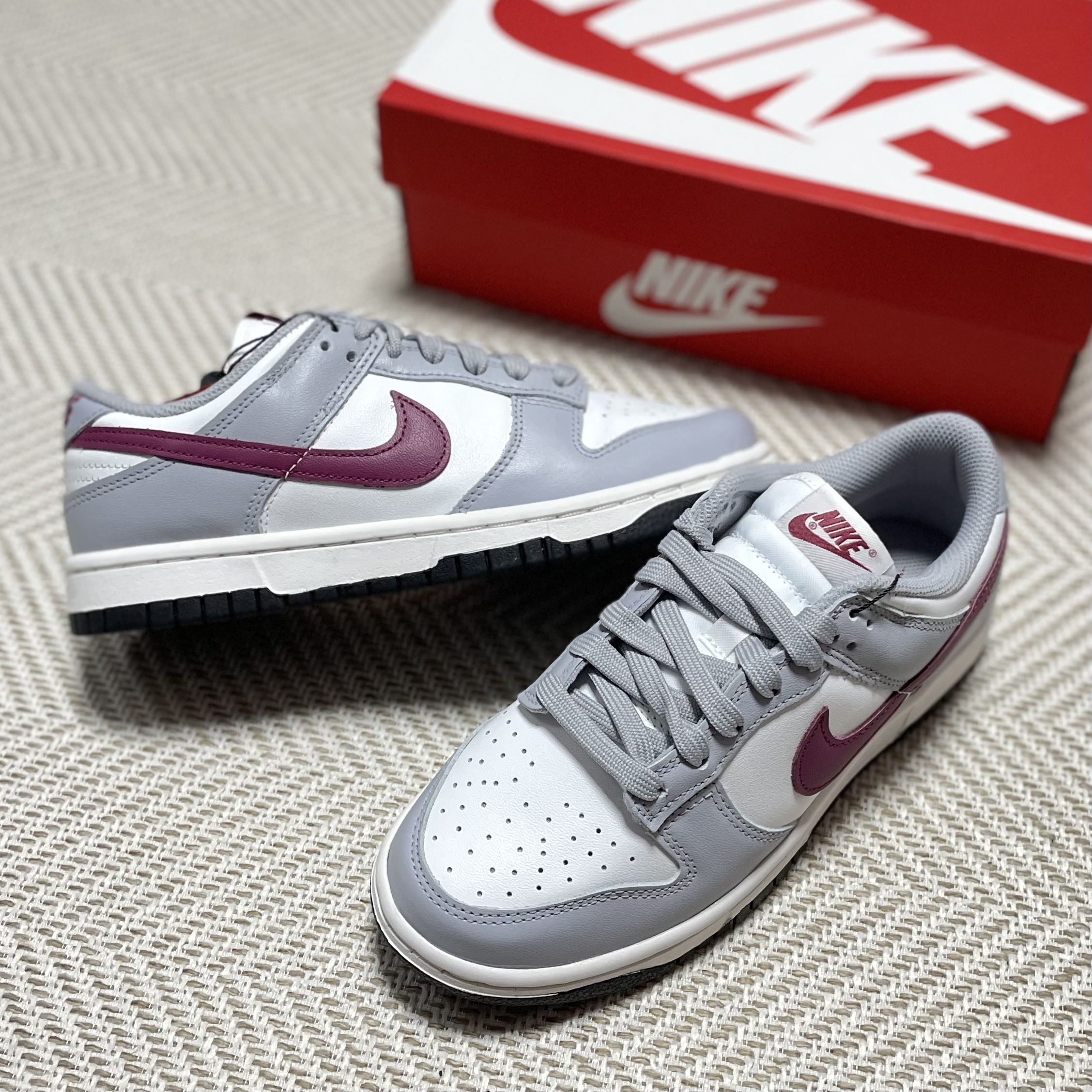 (W) Nike Dunk Low Wolf Grey Rosewood 착용 스타일 - 1