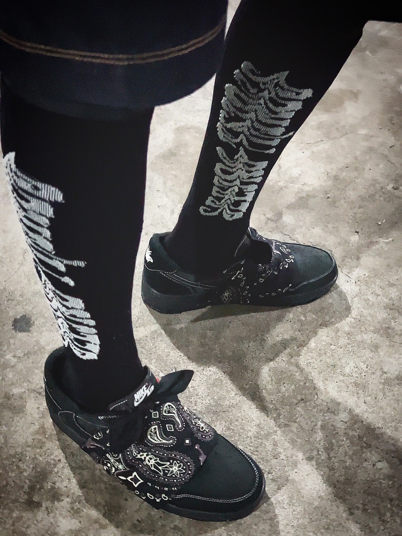 Jordan 1 x Travis Scott Retro Low OG SP Black Phantom, Supreme x Yohji Yamamoto Faux Fur Cargo Pants Black - 22FW 착용 스타일 - 2