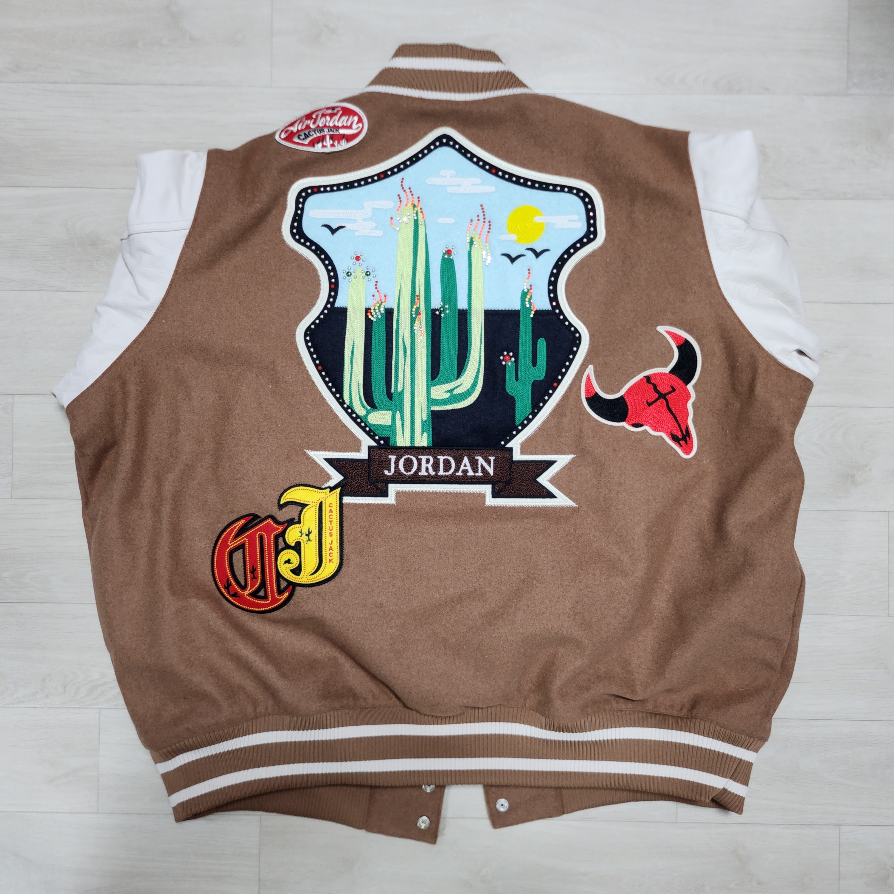 Jordan x Travis Scott Varsity Jacket Antique Brown - US/EU, Jordan x Travis Scott Varsity Jacket Antique Brown - Asia 착용 스타일 - 2