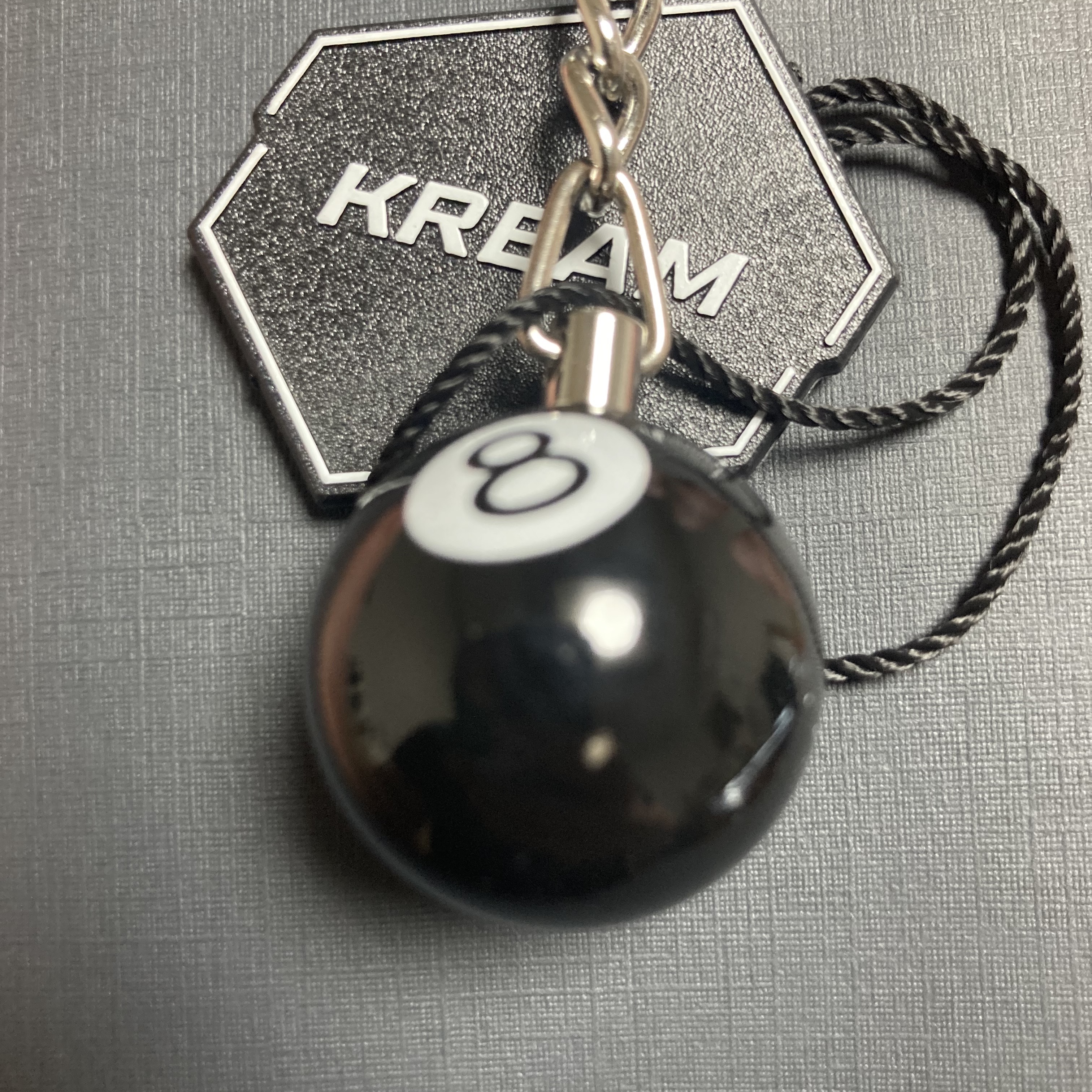 Stussy 8 Ball Keychain Black 착용 스타일