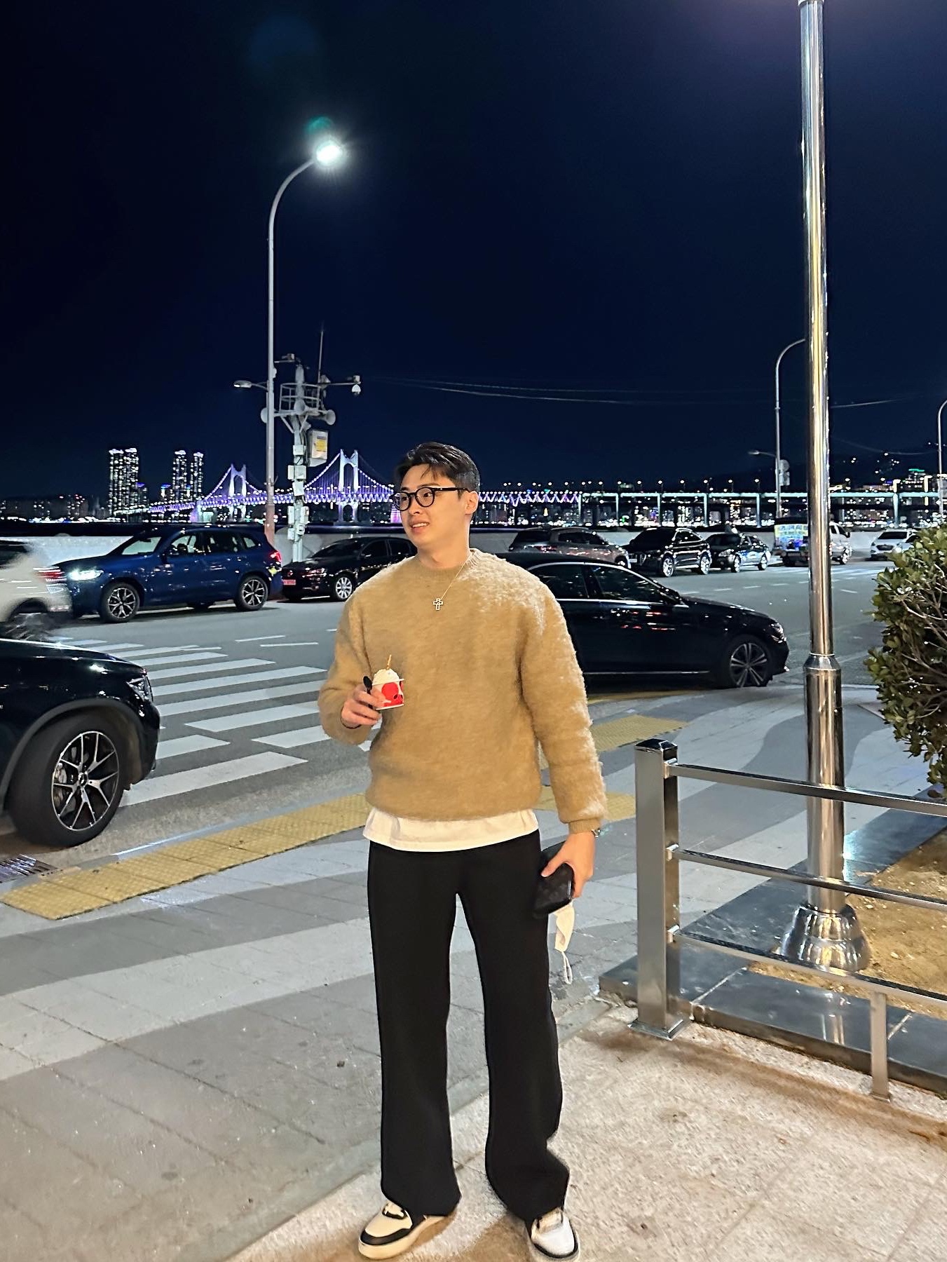 Celine CT-04 Trainer Low Lace-Up Sneakers in Calfskin Optic White 착용 스타일 - 2