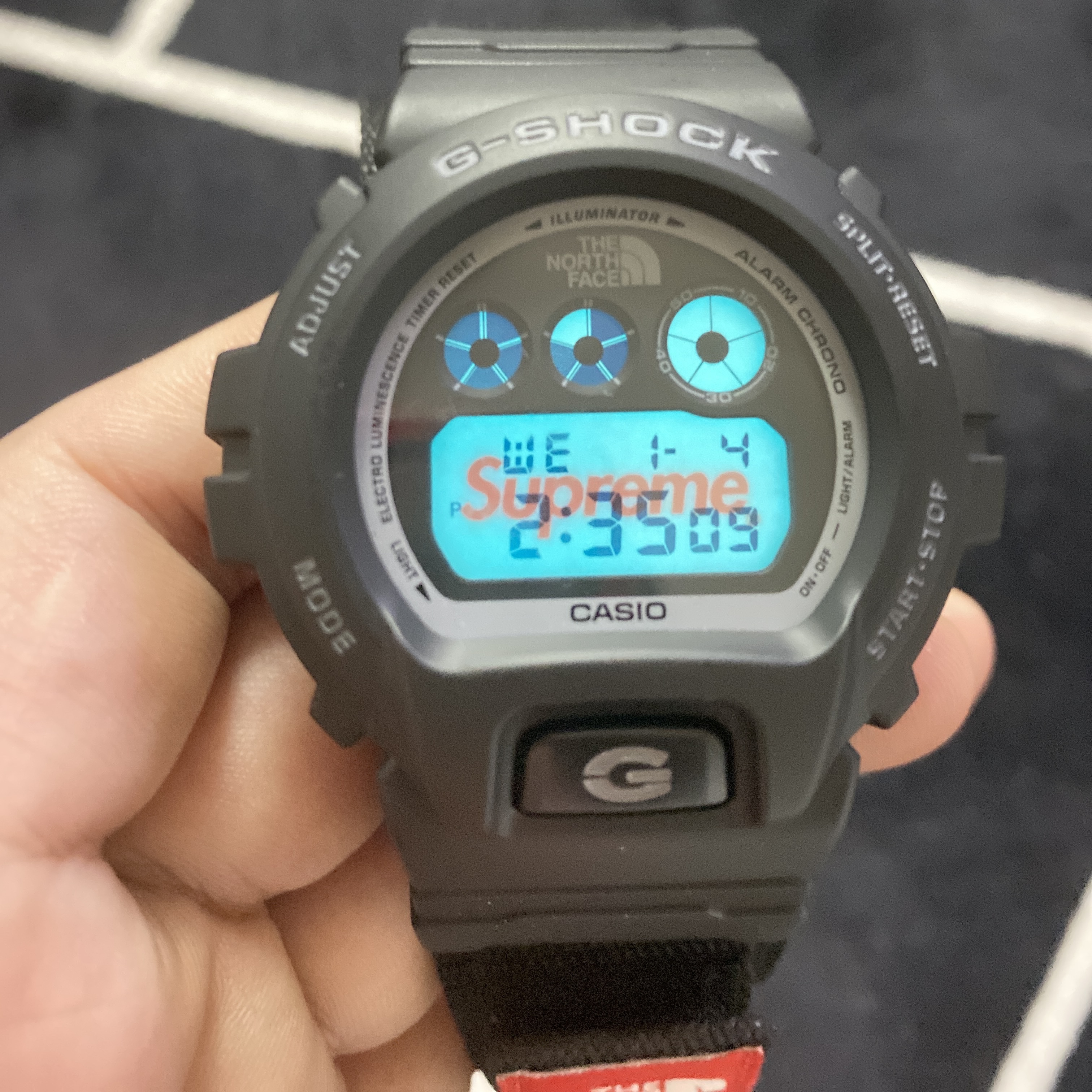 Casio G-Shock x Supreme x The North Face DW-6900 Black 착용 스타일 - 2