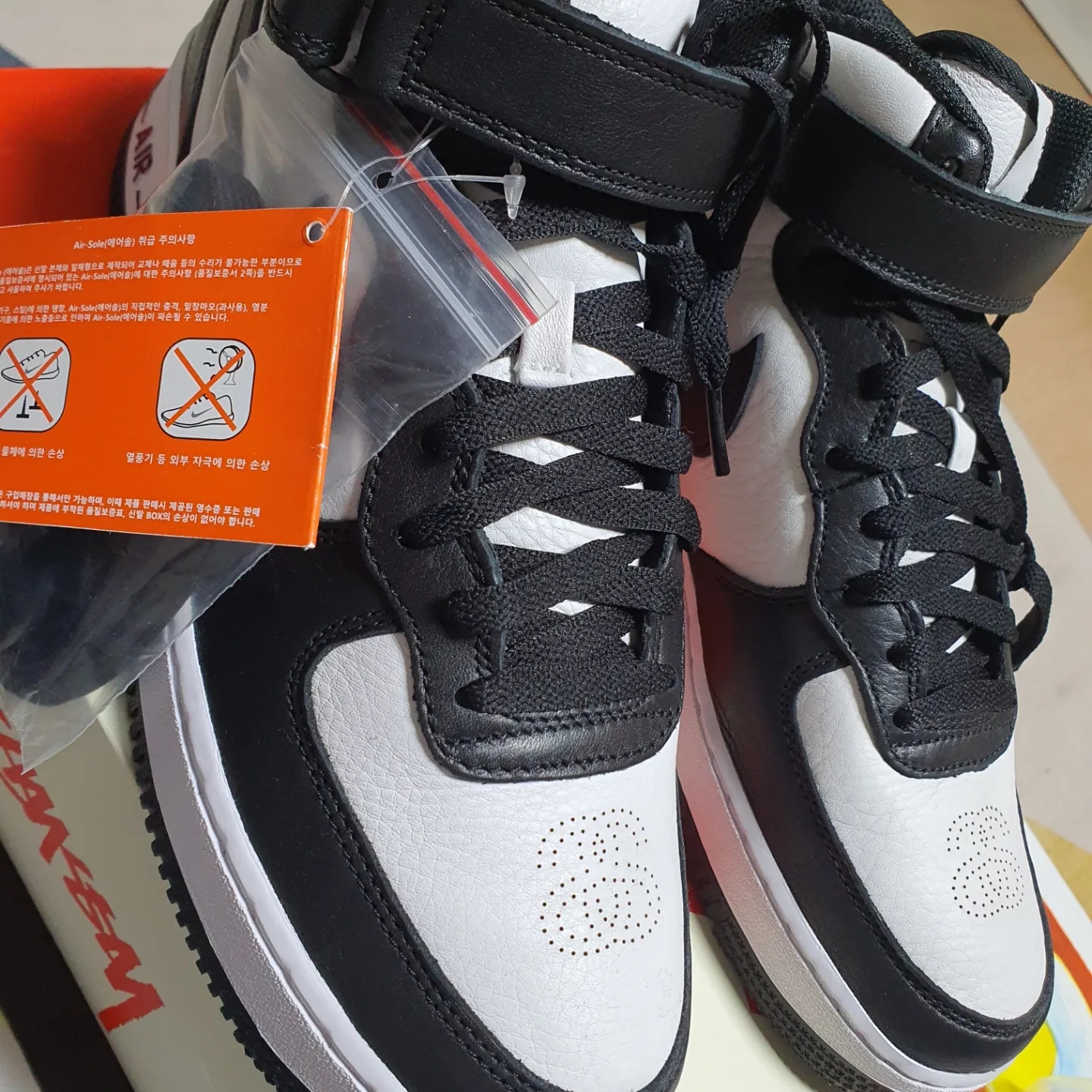 Nike x Stussy Air Force 1 '07 Mid SP Black and Light Bone 착용 스타일 - 2