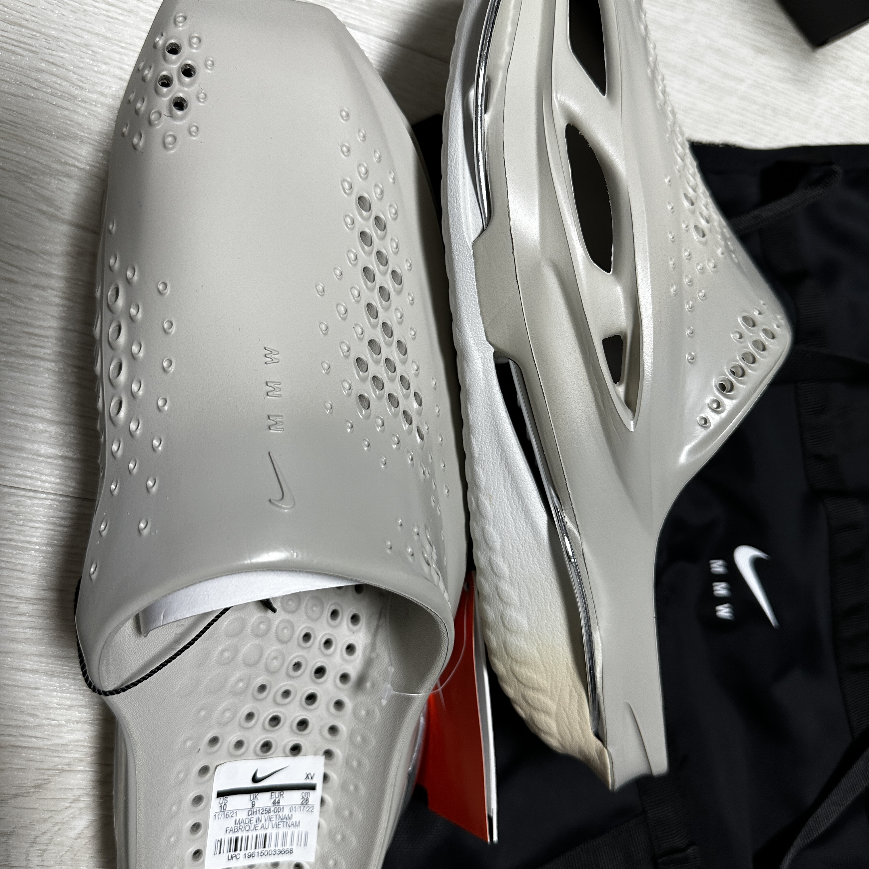 Nike x Matthew M Williams 005 Slide Light Bone and Chrome 착용 스타일 - 4