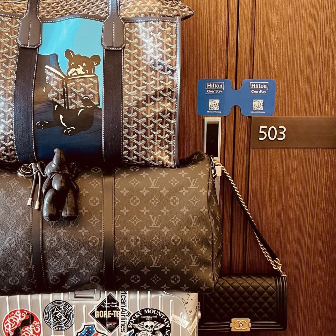 Louis Vuitton Keepall Bandouliere 55 Monogram Eclipse Grey 착용 스타일