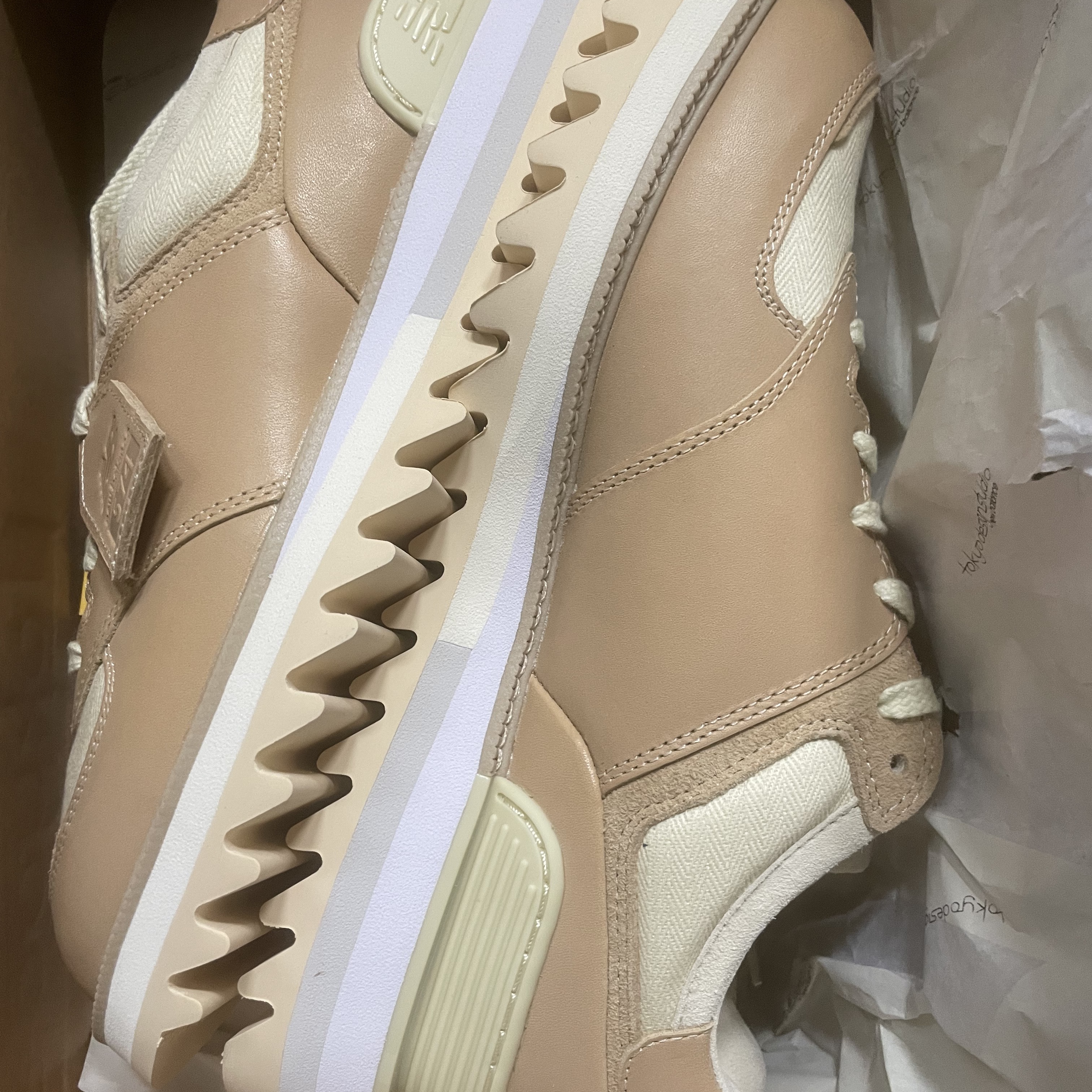 New Balance x Tokyo Design Studio 574 Vachetta Tan 착용 스타일 - 3