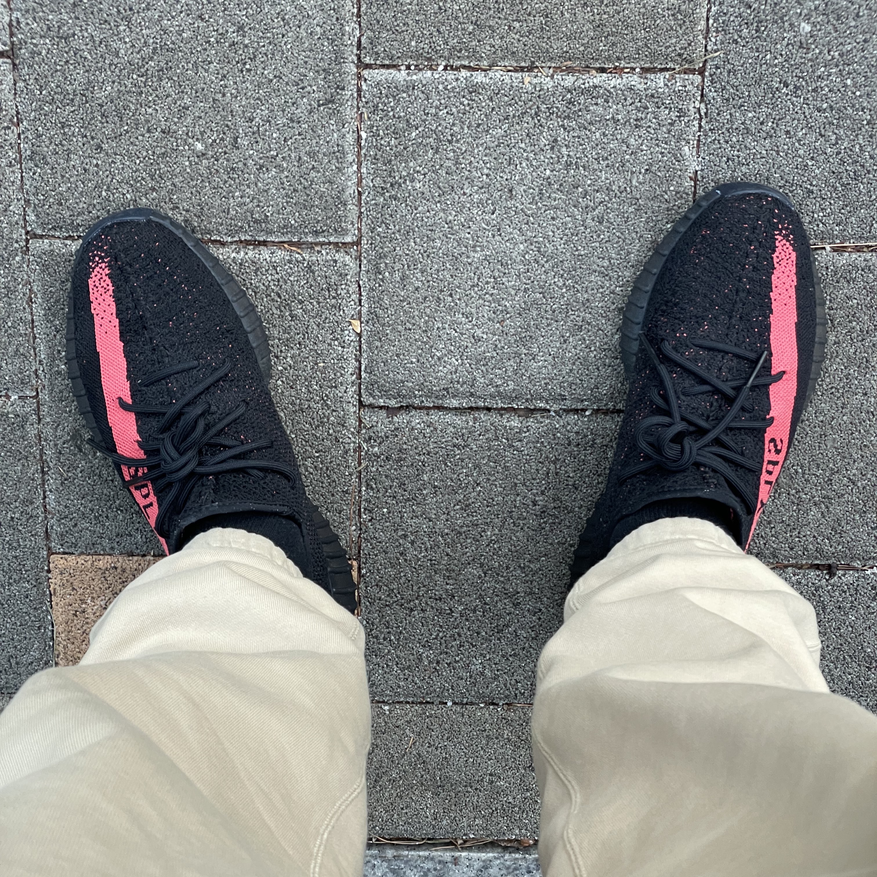 Adidas Yeezy Boost 350 V2 Core Black Red 2022/2023 착용 스타일