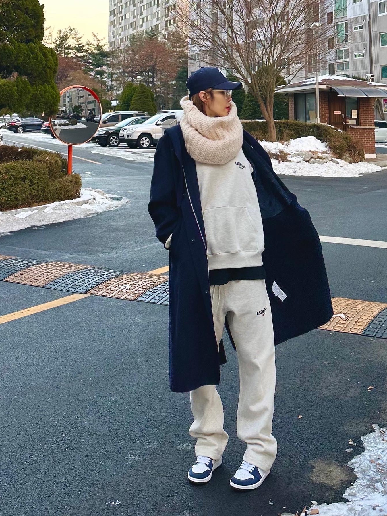 Jordan 1 Retro High OG CO.JP Midnight Navy, Essentials The Core Collection Hoodie Light Oatmeal 착용 스타일 - 2