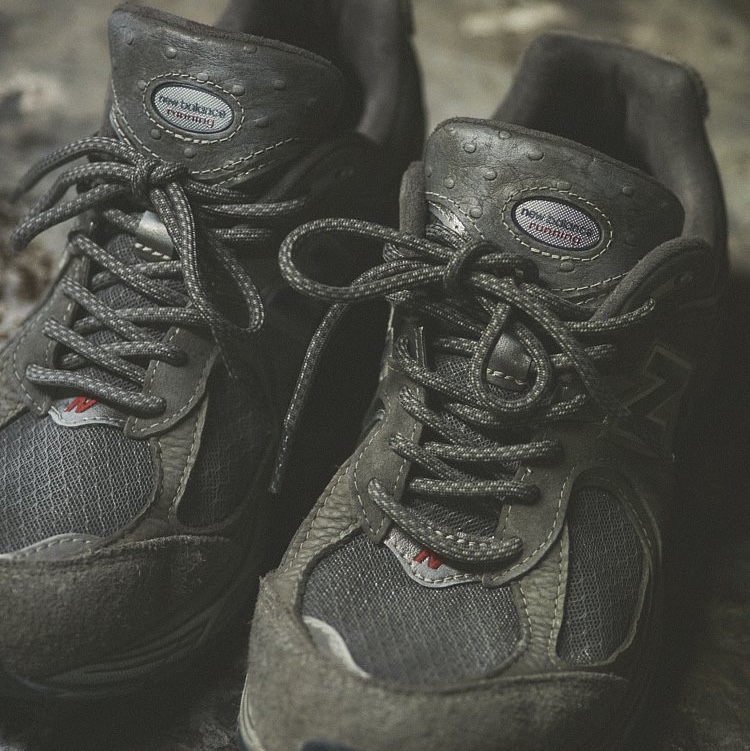New Balance 2002R Premium Vintage Grey 착용 스타일 - 2