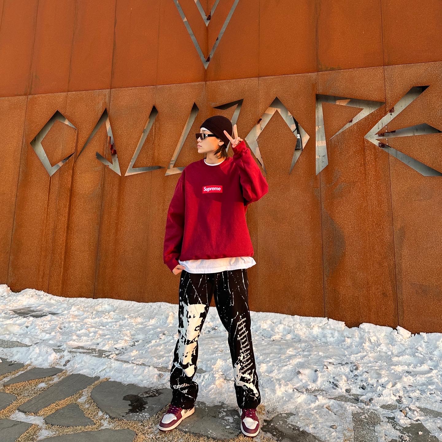 Jordan 1 Retro High OG Bordeaux, Supreme Box Logo Crewneck Cardinal - 22FW 착용 스타일 - 1