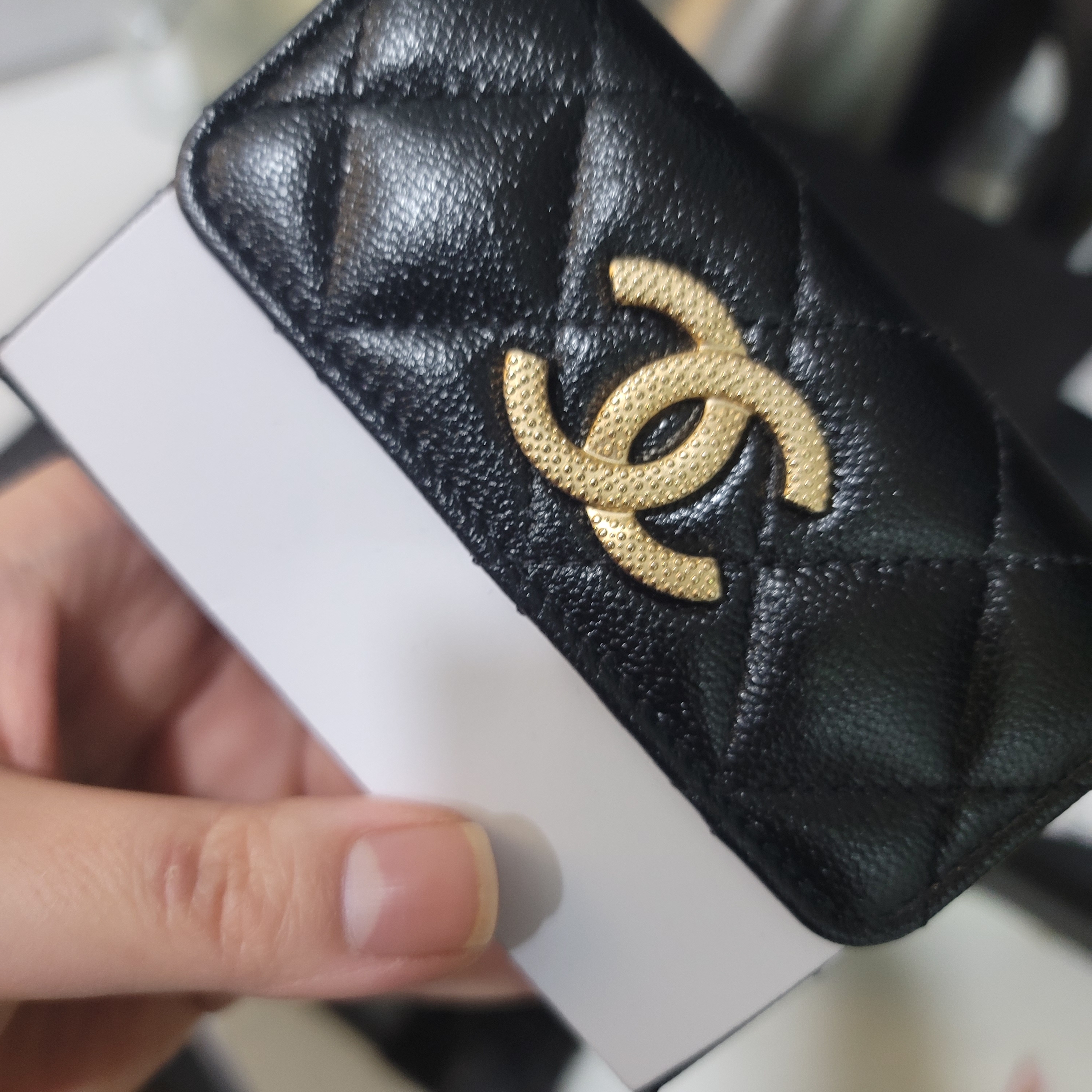 Chanel Small Flap Wallet Grained Calfskin & Gold Black 착용 스타일 - 2