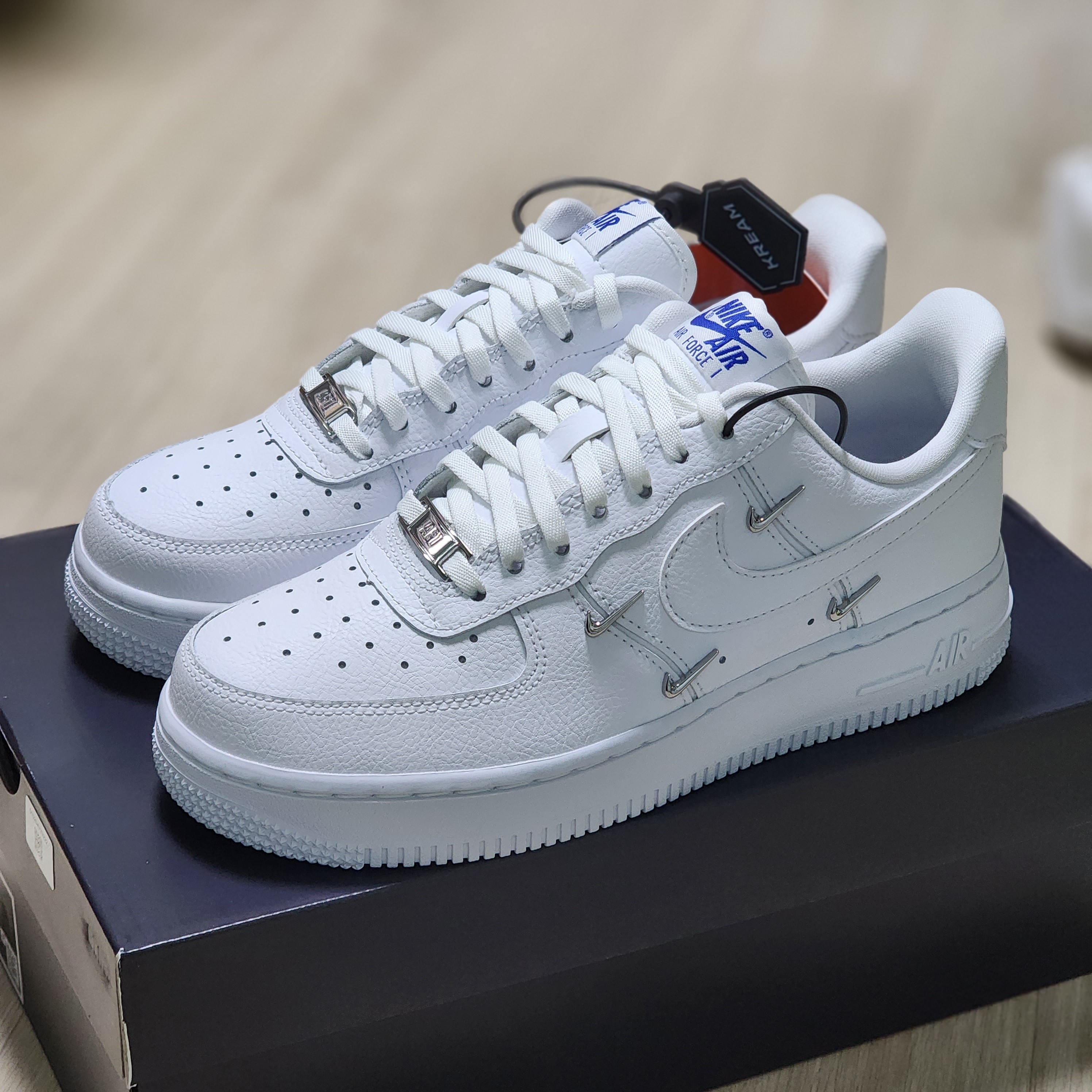 (W) Nike Air Force 1 Low '07 LX Chrome Luxe, Nike Air Force 1 '07 LV8 2 Have a Nike Day 착용 스타일 - 1
