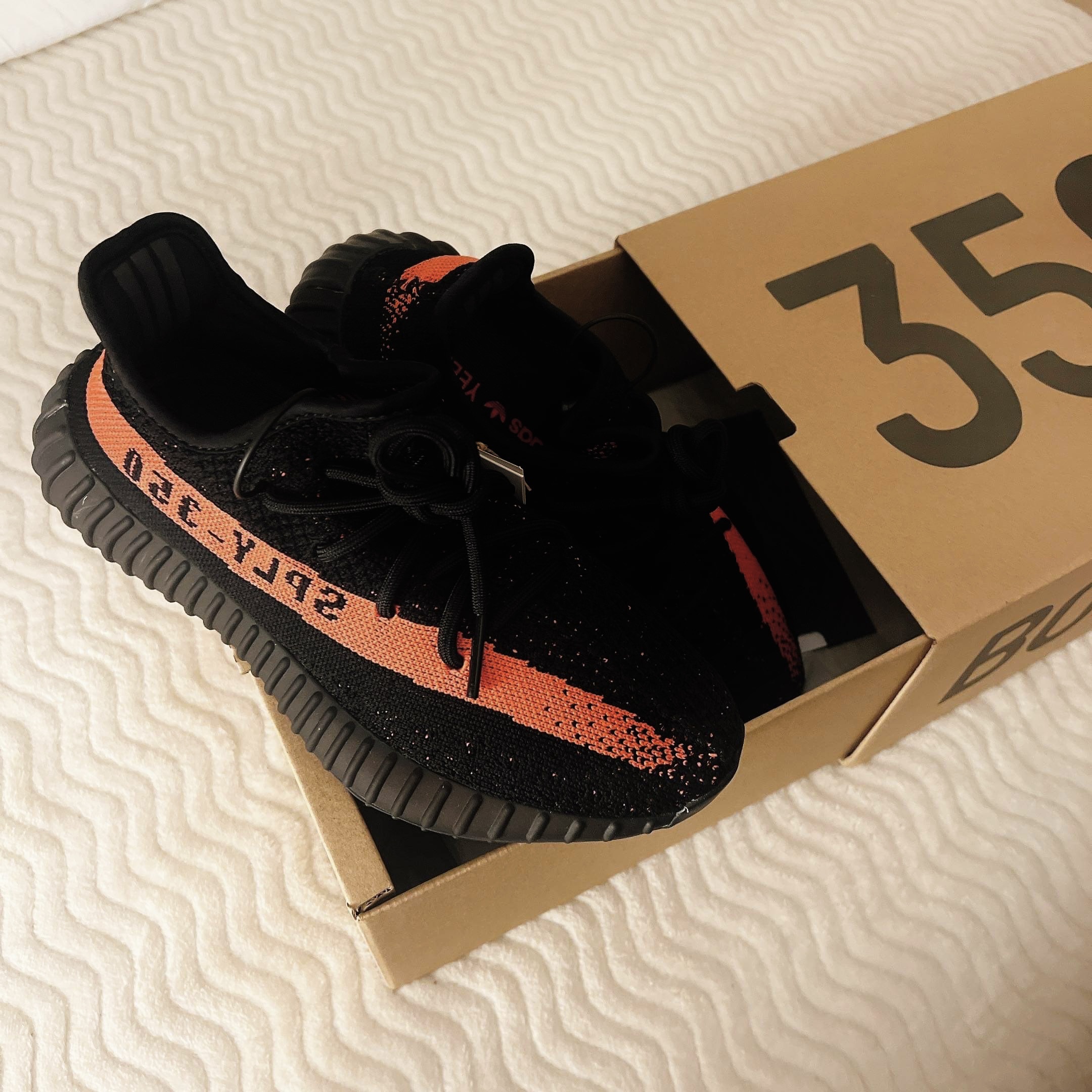 Adidas Yeezy Boost 350 V2 Core Black Red 2022/2023 착용 스타일
