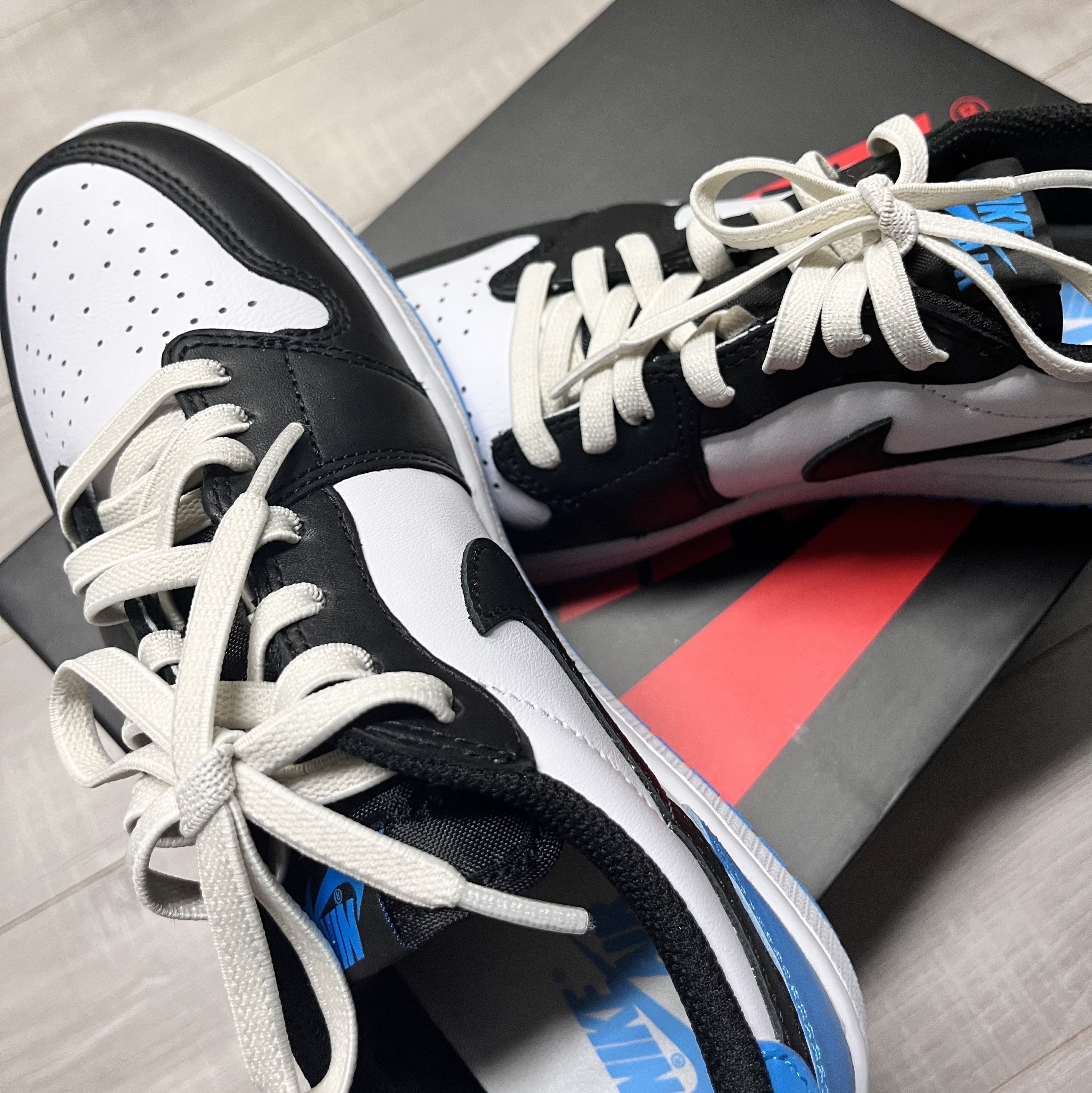 (W) Jordan 1 Retro Low OG Black and Dark Powder Blue 착용 스타일 - 1