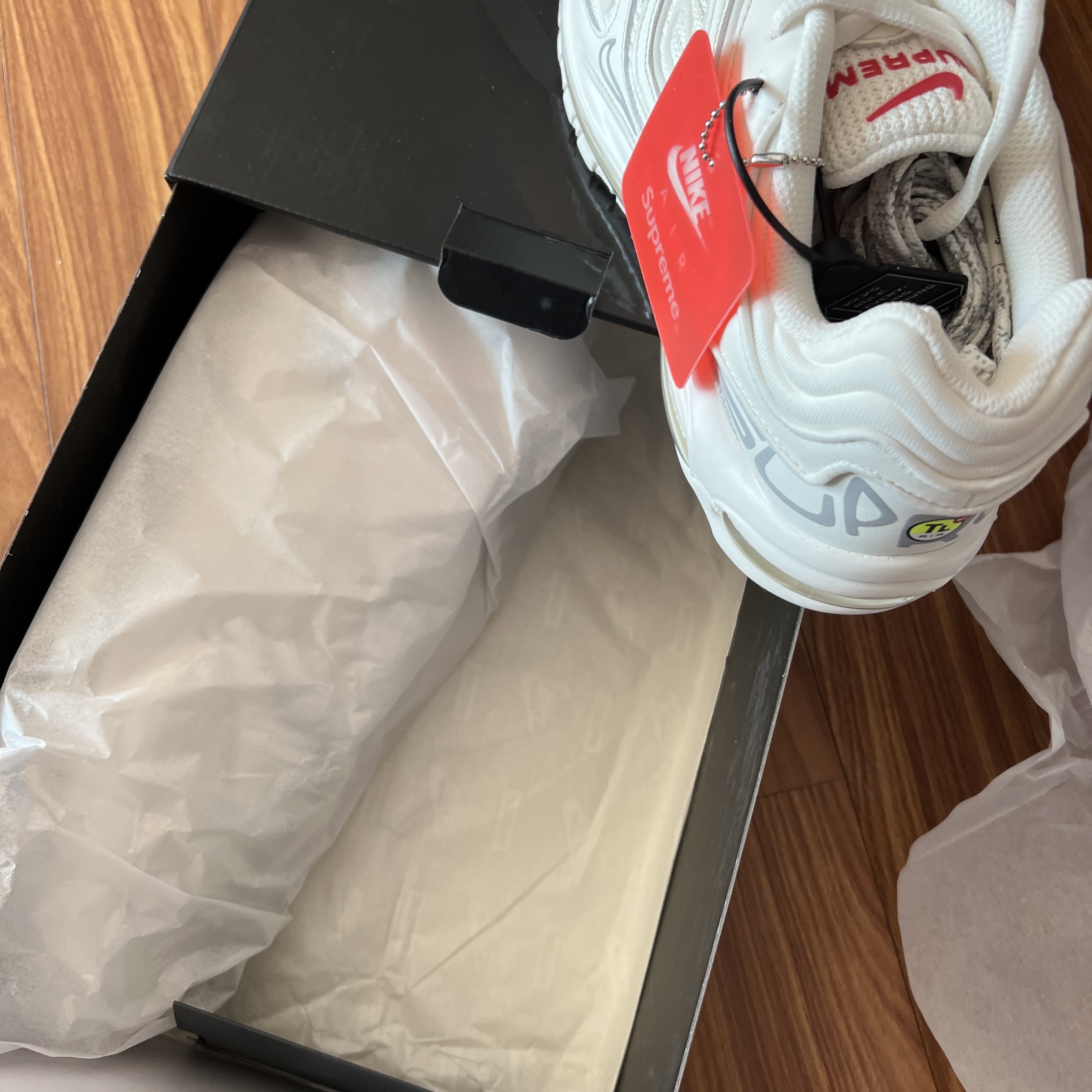 Nike x Supreme Air Max 98 TL White 착용 스타일 - 2