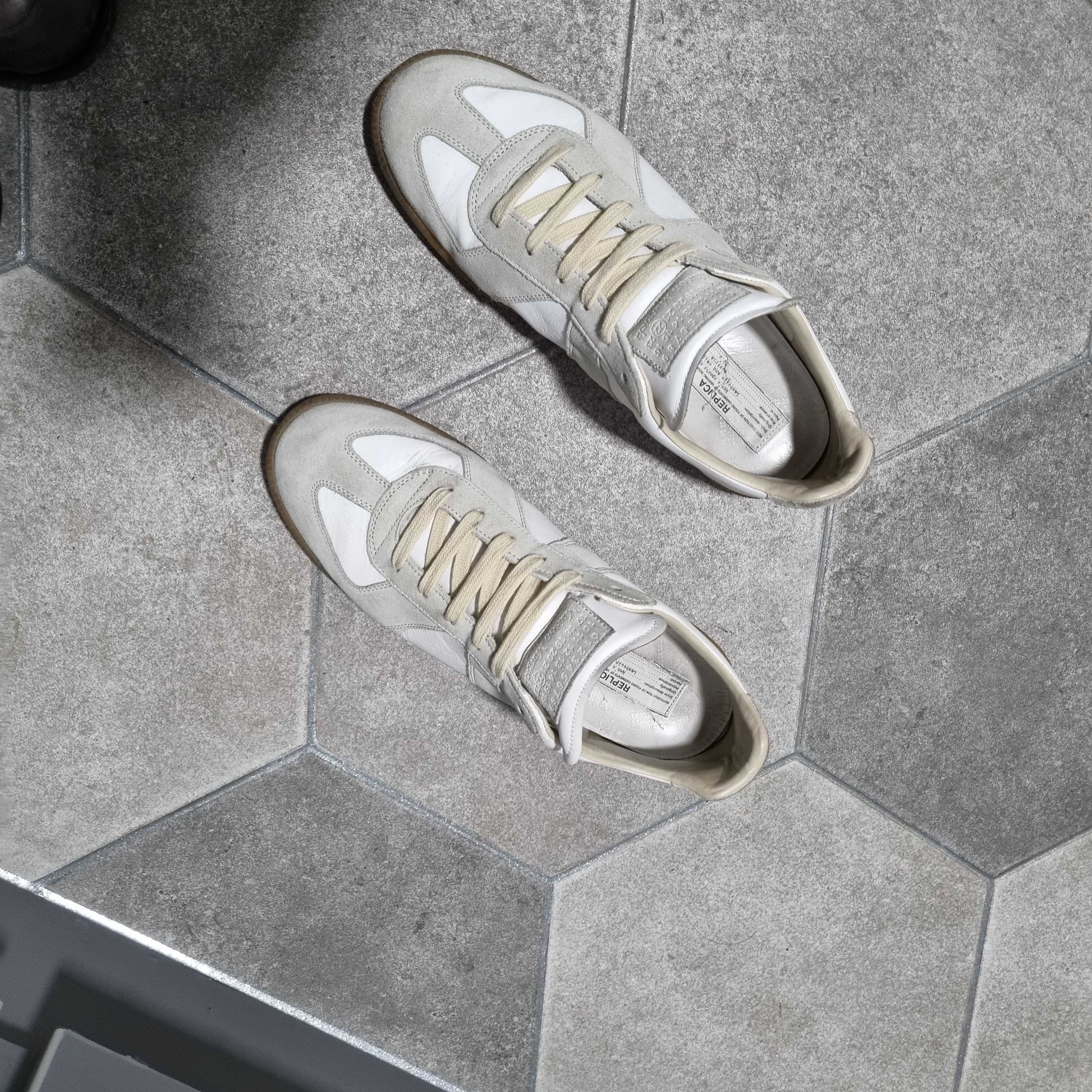 Maison Margiela Calfskin Replica Sneakers 착용 스타일
