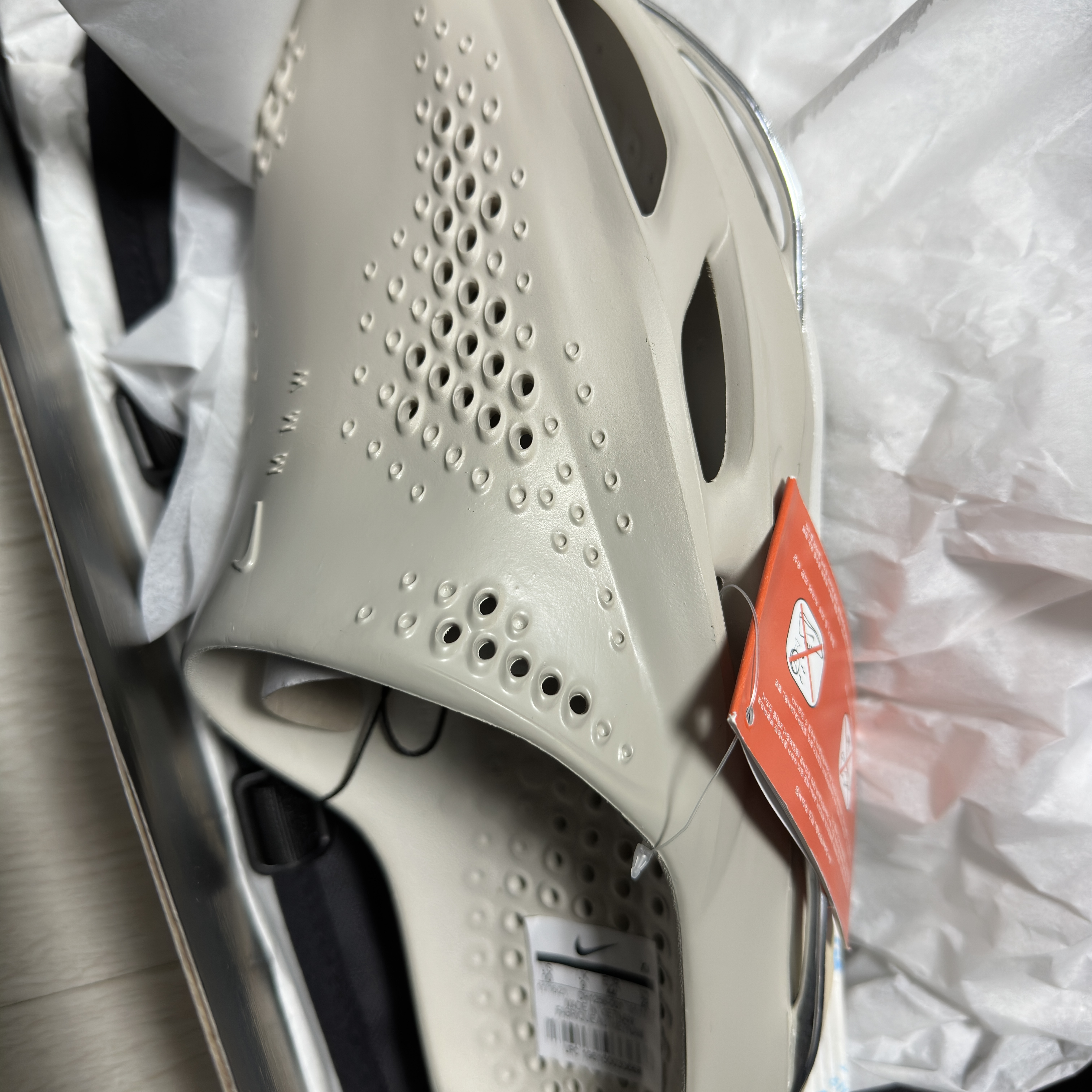 Nike x Matthew M Williams 005 Slide Light Bone and Chrome 착용 스타일 - 2