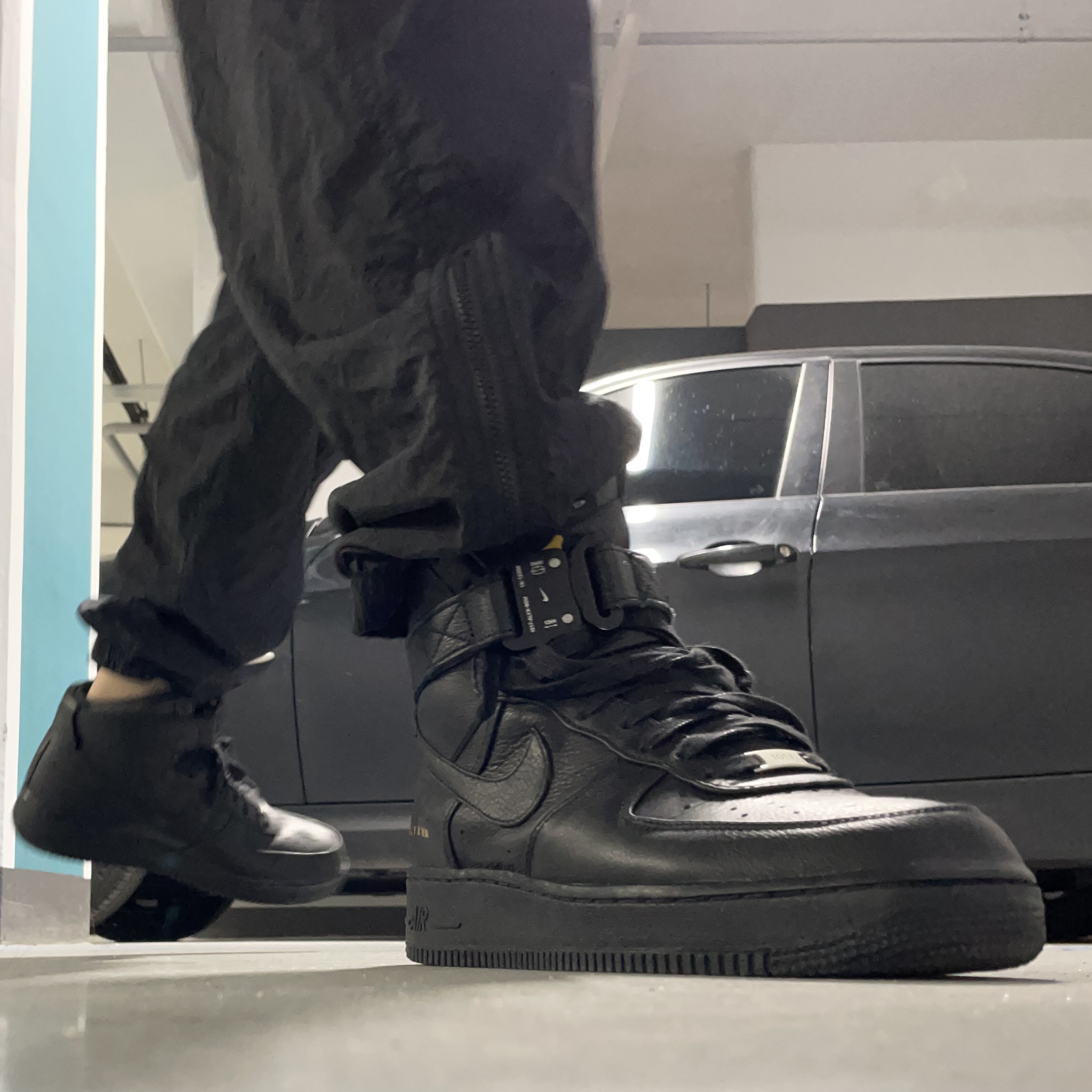 Nike x 1017 Alyx 9SM Air Force 1 High Triple Black 2020 착용 스타일 - 3