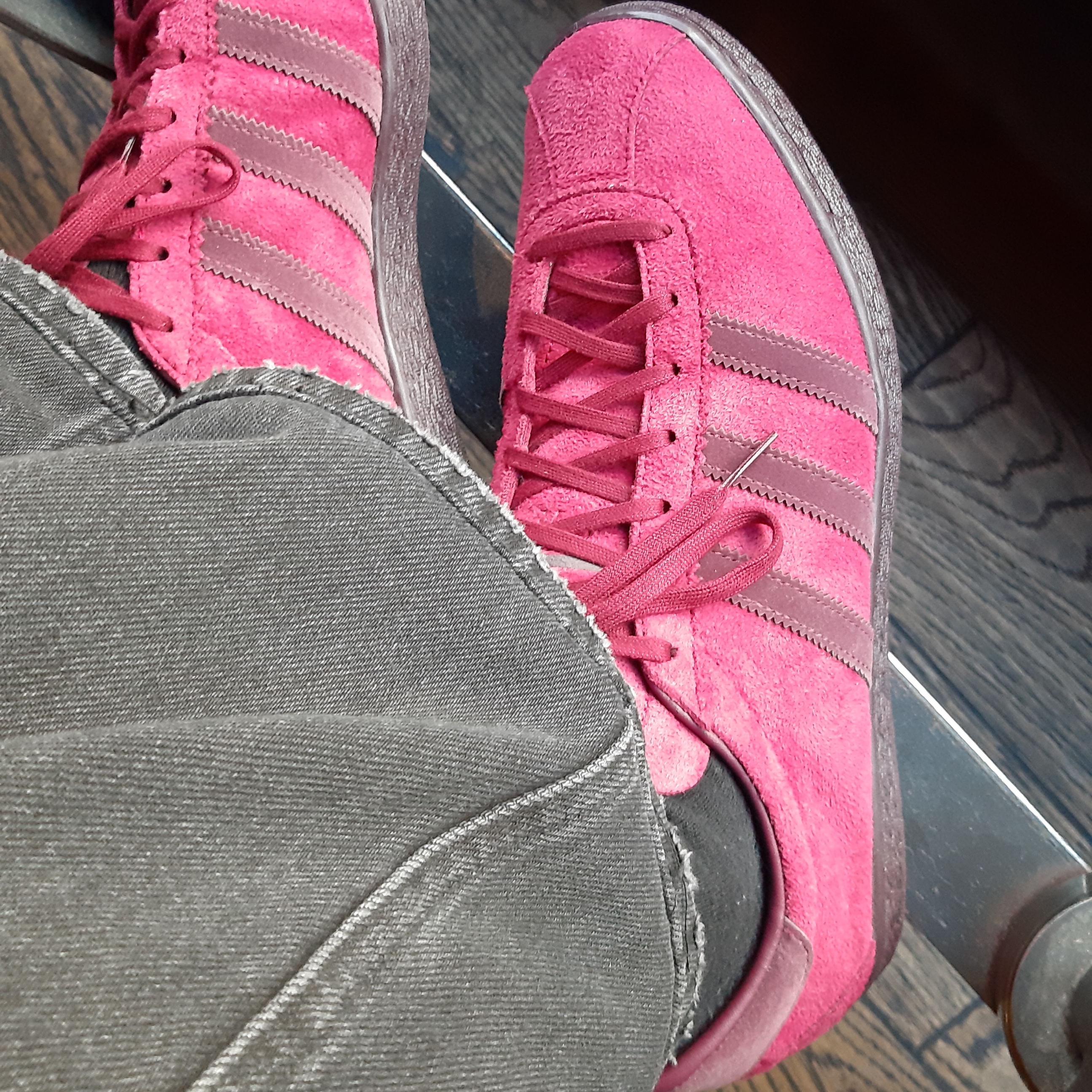 Adidas Tobacco Gruen Collegiate Burgundy 착용 스타일