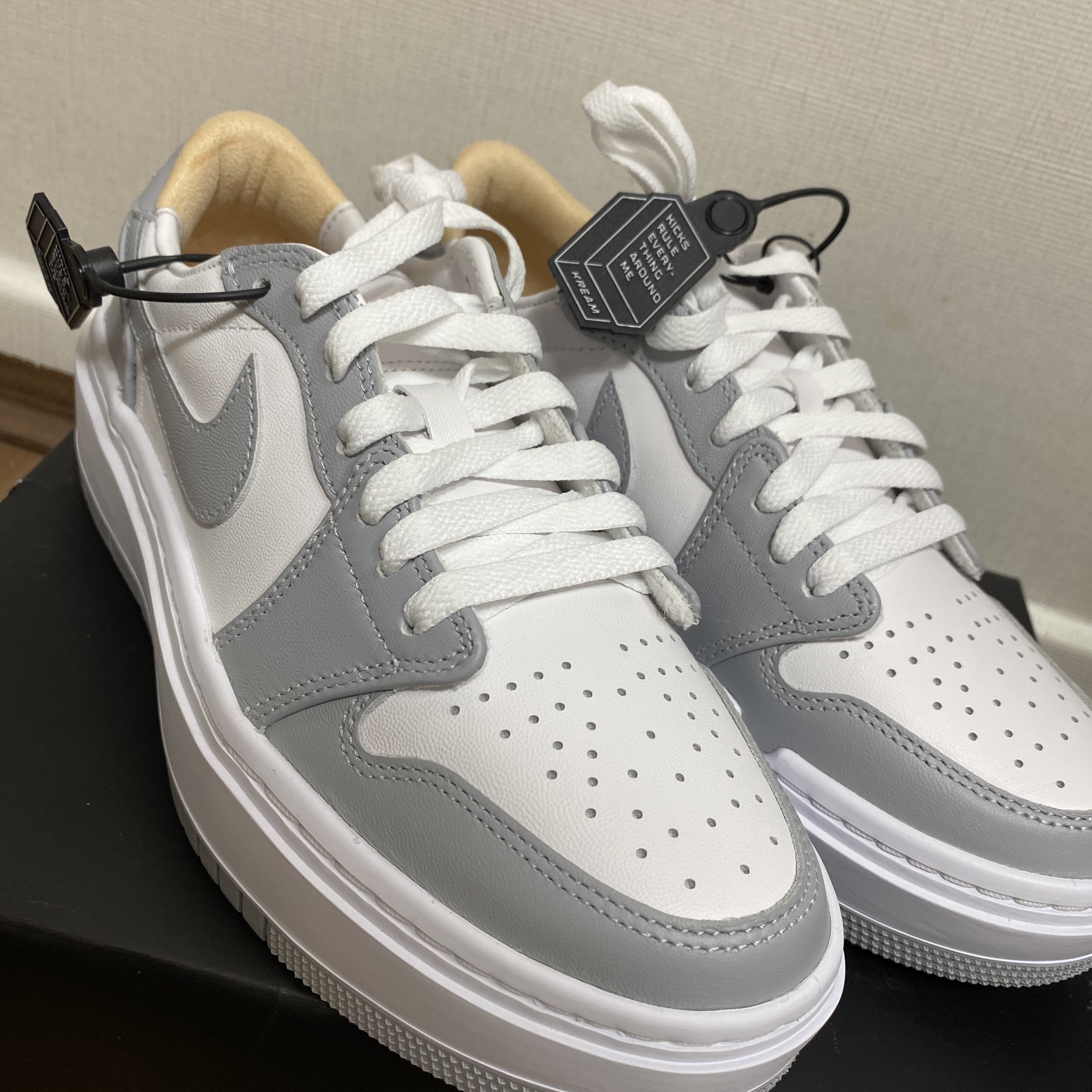 (W) Jordan 1 Elevate Low White and Wolf Grey 착용 스타일 - 2
