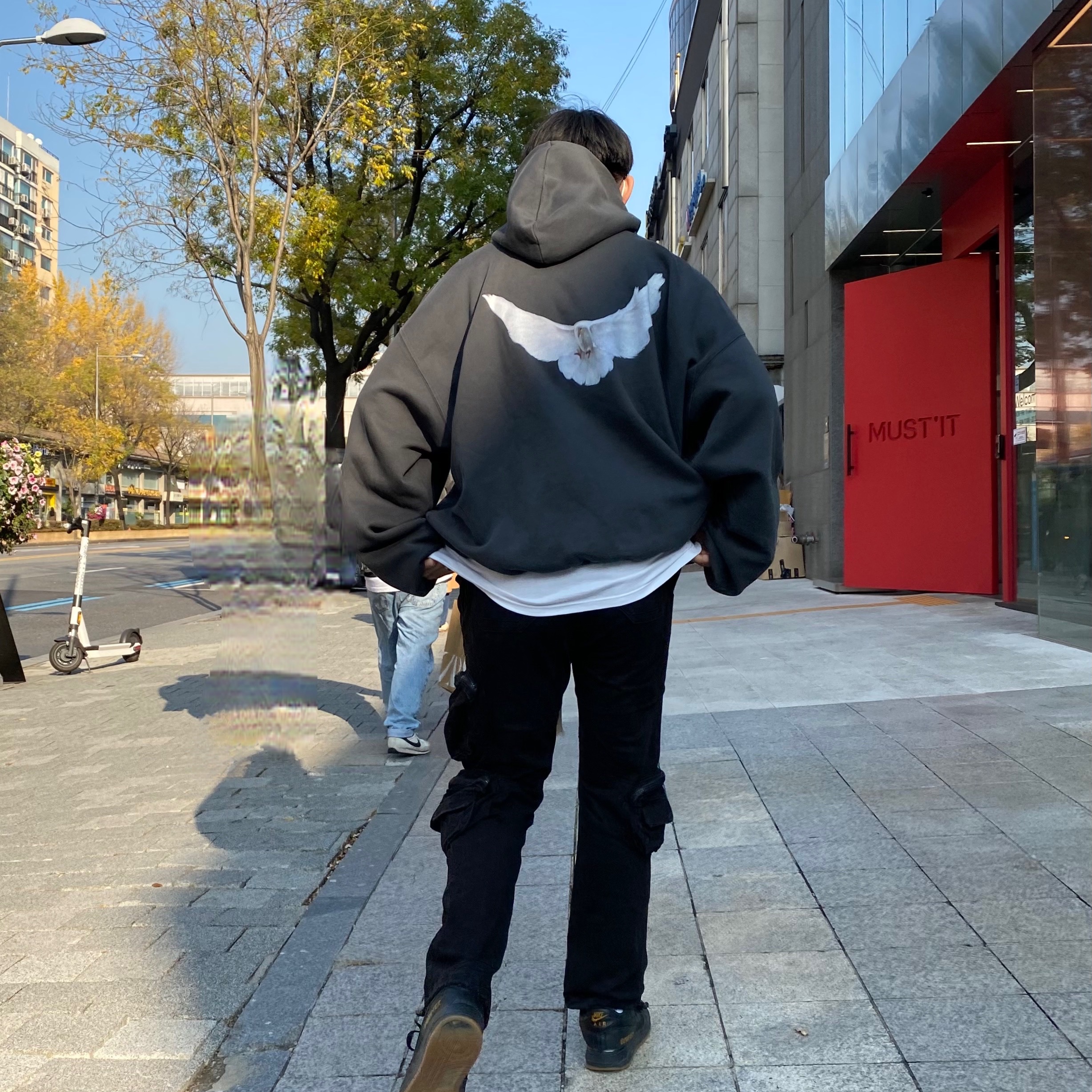 Yeezy Gap Engineered By Balenciaga Dove Hoodie Black 착용 스타일 - 3