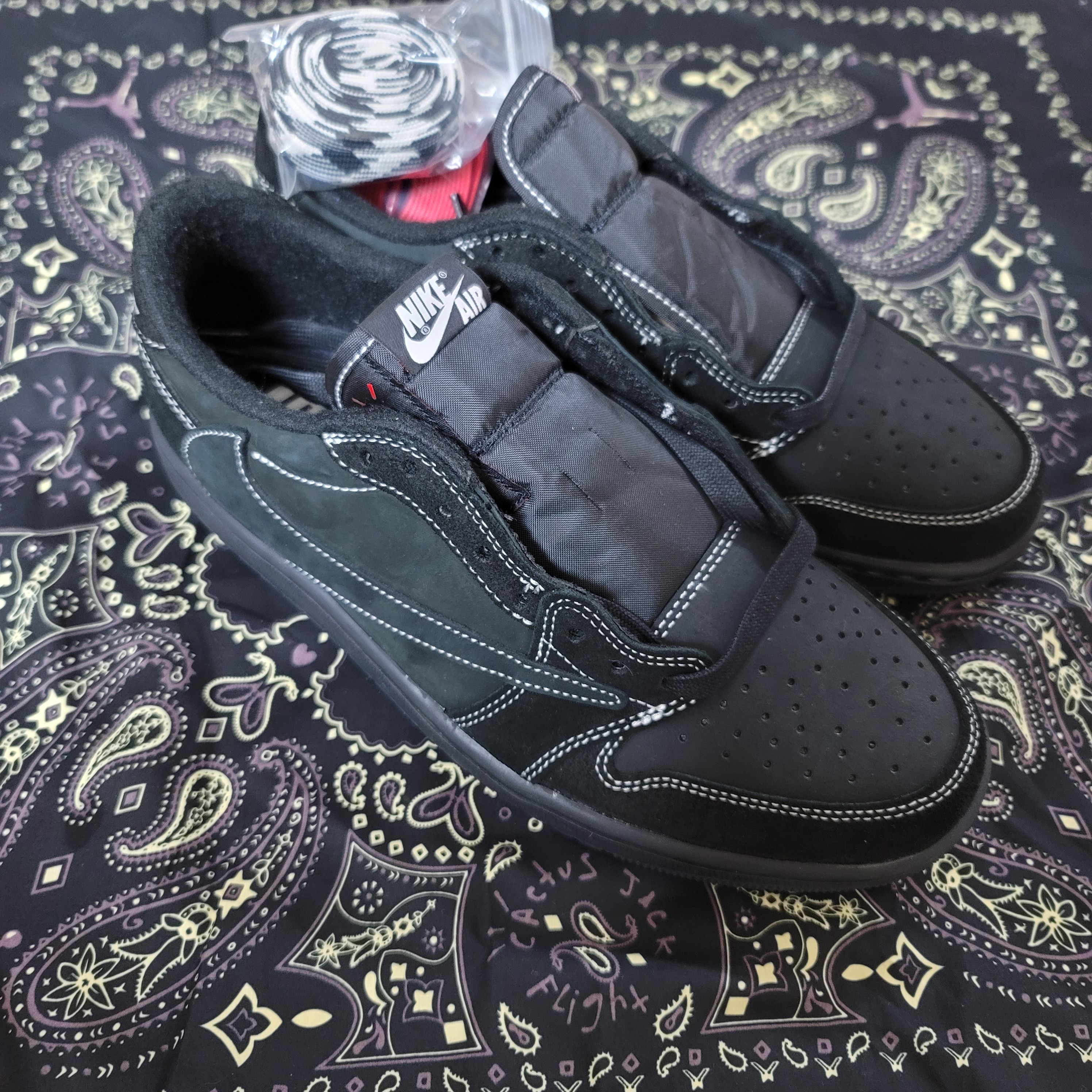 Jordan 1 x Travis Scott Retro Low OG SP Black Phantom 착용 스타일 - 2