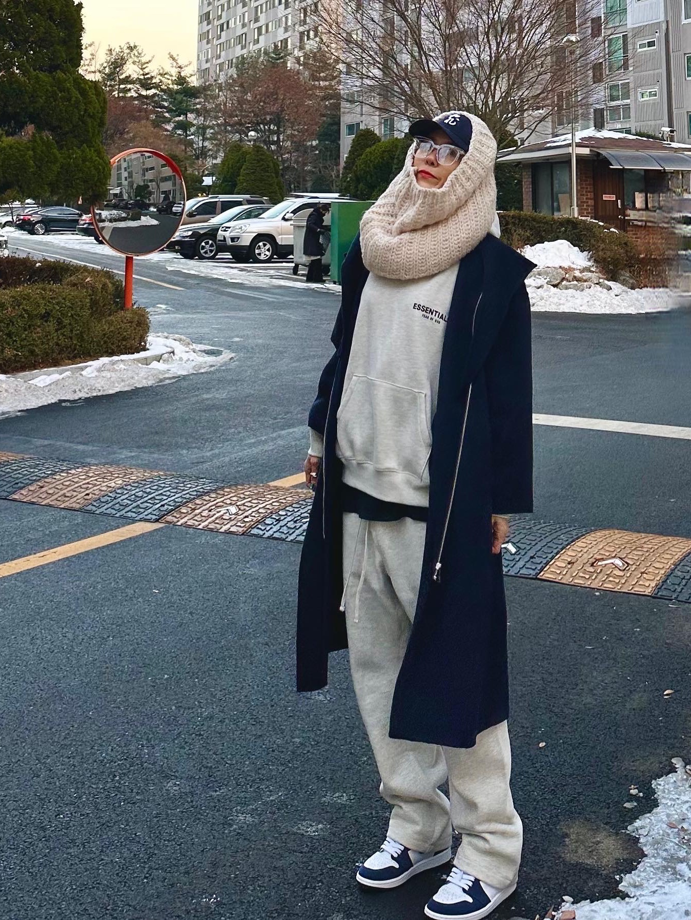 Jordan 1 Retro High OG CO.JP Midnight Navy, Essentials The Core Collection Hoodie Light Oatmeal 착용 스타일 - 4