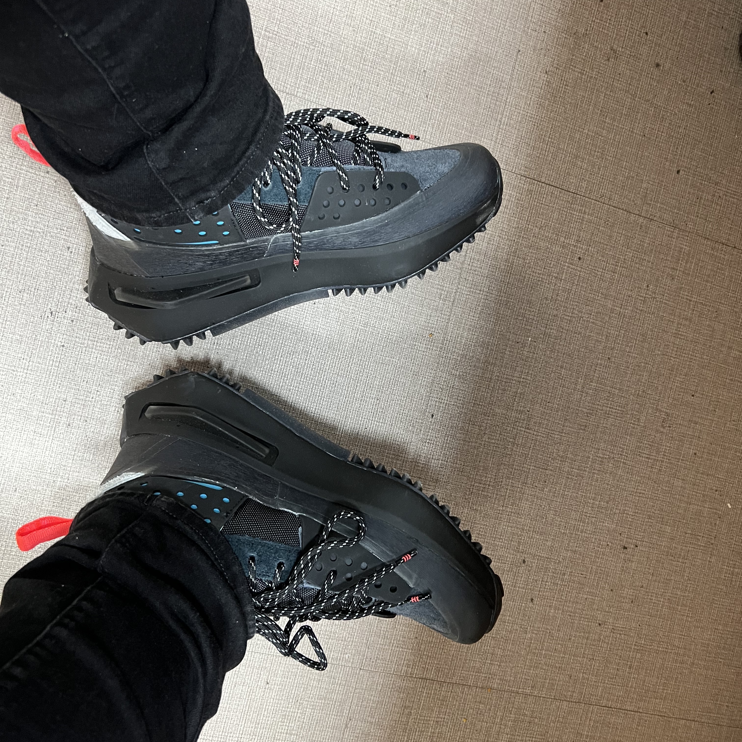Adidas x Pharrell Williams Hu NMD S1 Ryat Core Black 착용 스타일 - 2