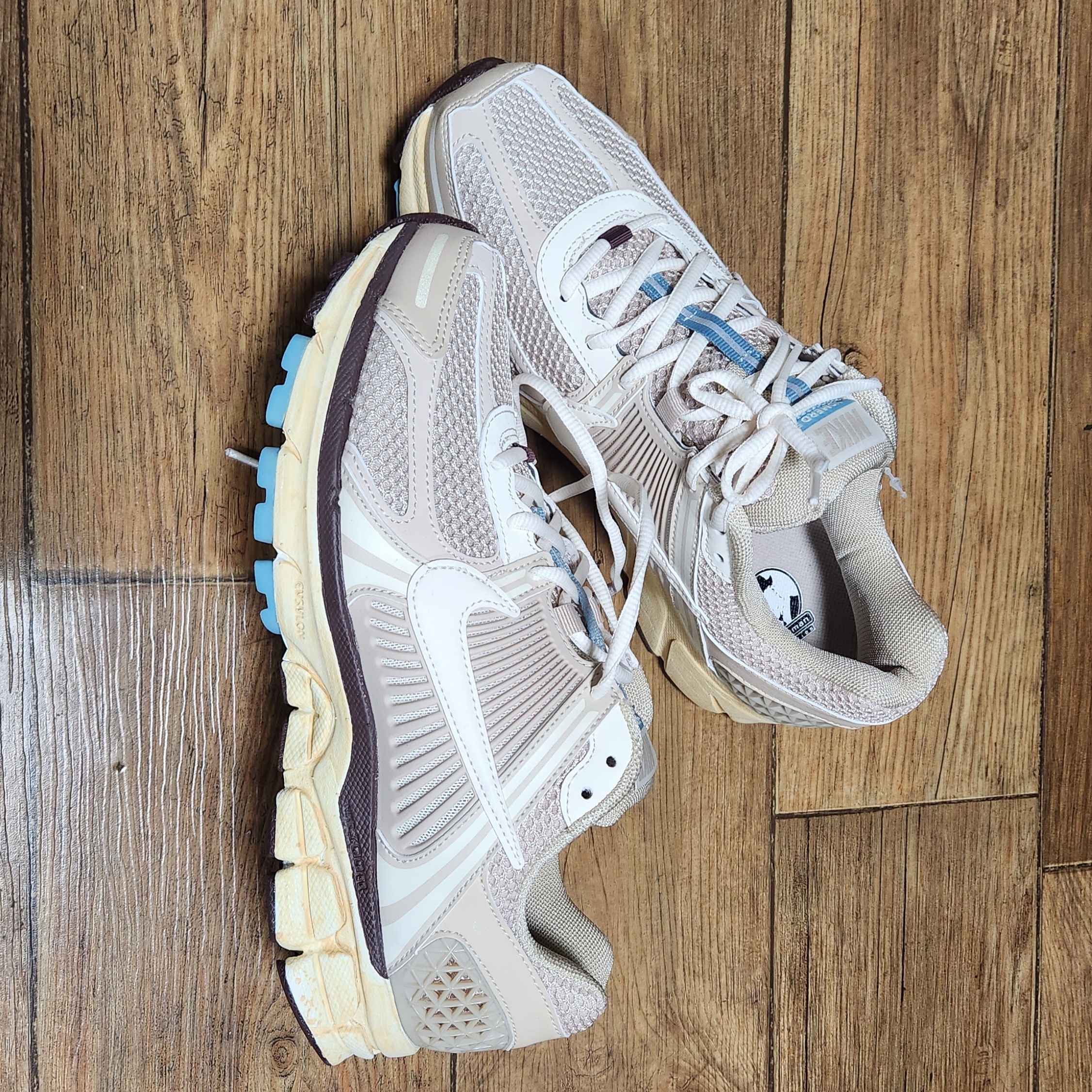 (W) Nike Zoom Vomero 5 Oatmeal 착용 스타일